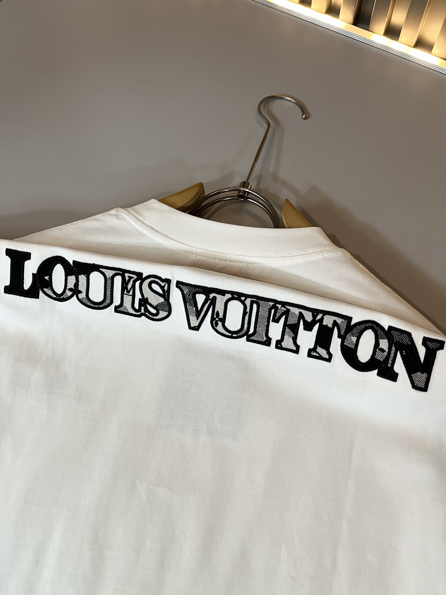 LouisVuitt*路易*登 2026春夏全新系列单品上线，非常时髦前卫的一款男女同款短袖T恤，标识l