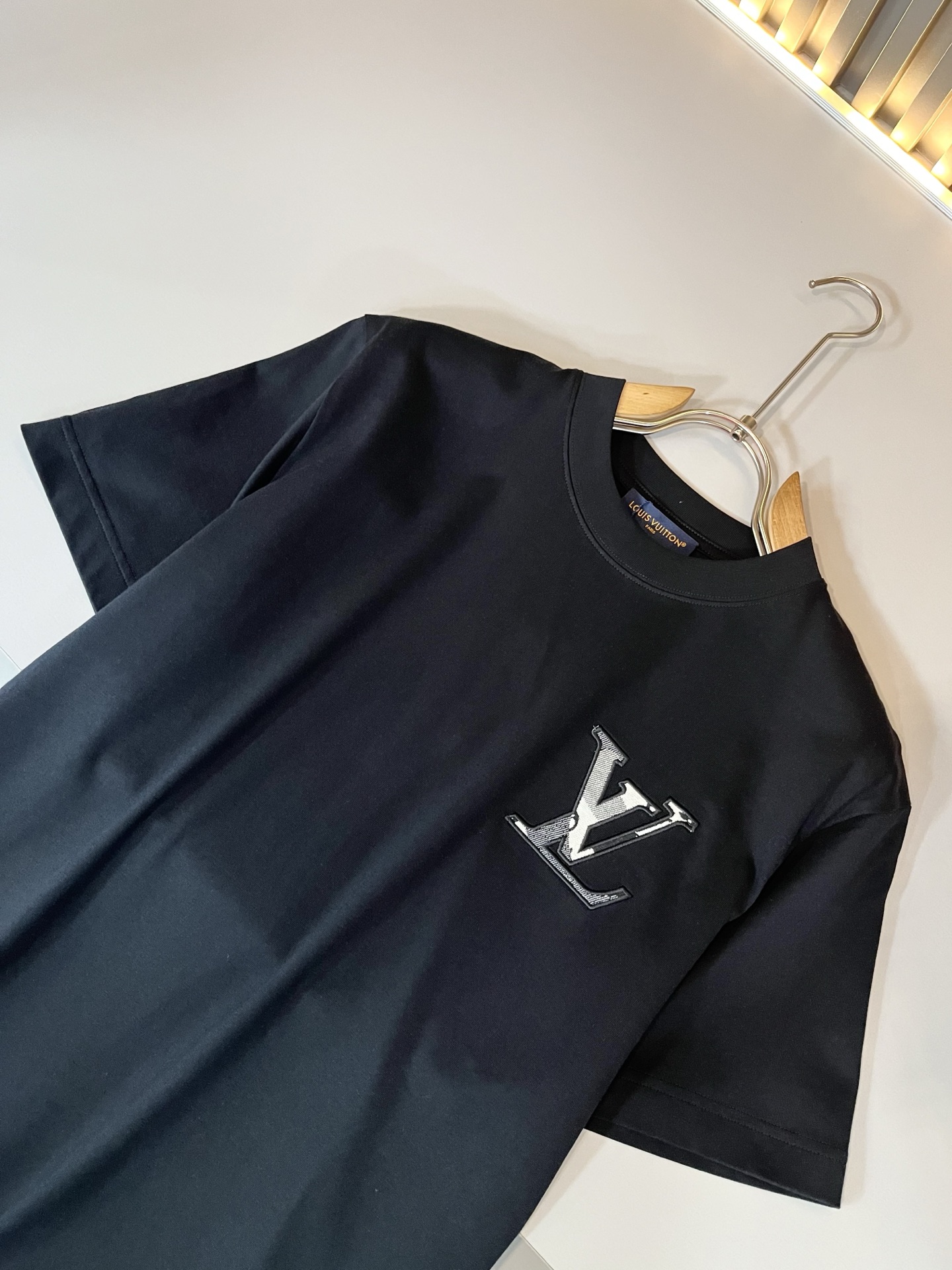 LouisVuitt*路易*登 2026春夏全新系列单品上线，非常时髦前卫的一款男女同款短袖T恤，标识l