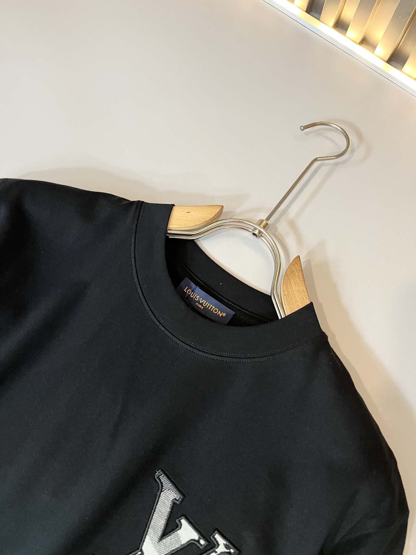 LouisVuitt*路易*登 2026春夏全新系列单品上线，非常时髦前卫的一款男女同款短袖T恤，标识l