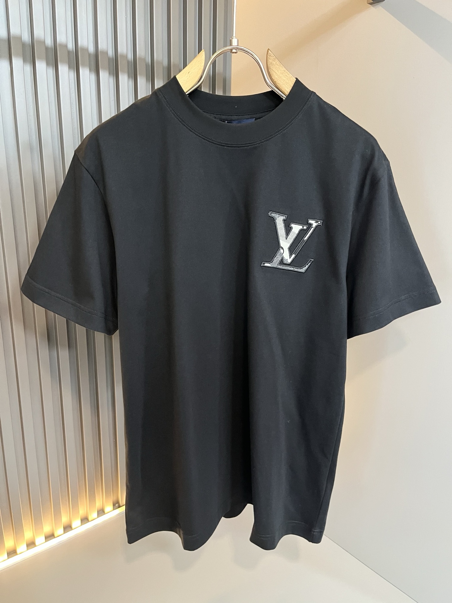 LouisVuitt*路易*登 2026春夏全新系列单品上线，非常时髦前卫的一款男女同款短袖T恤，标识l