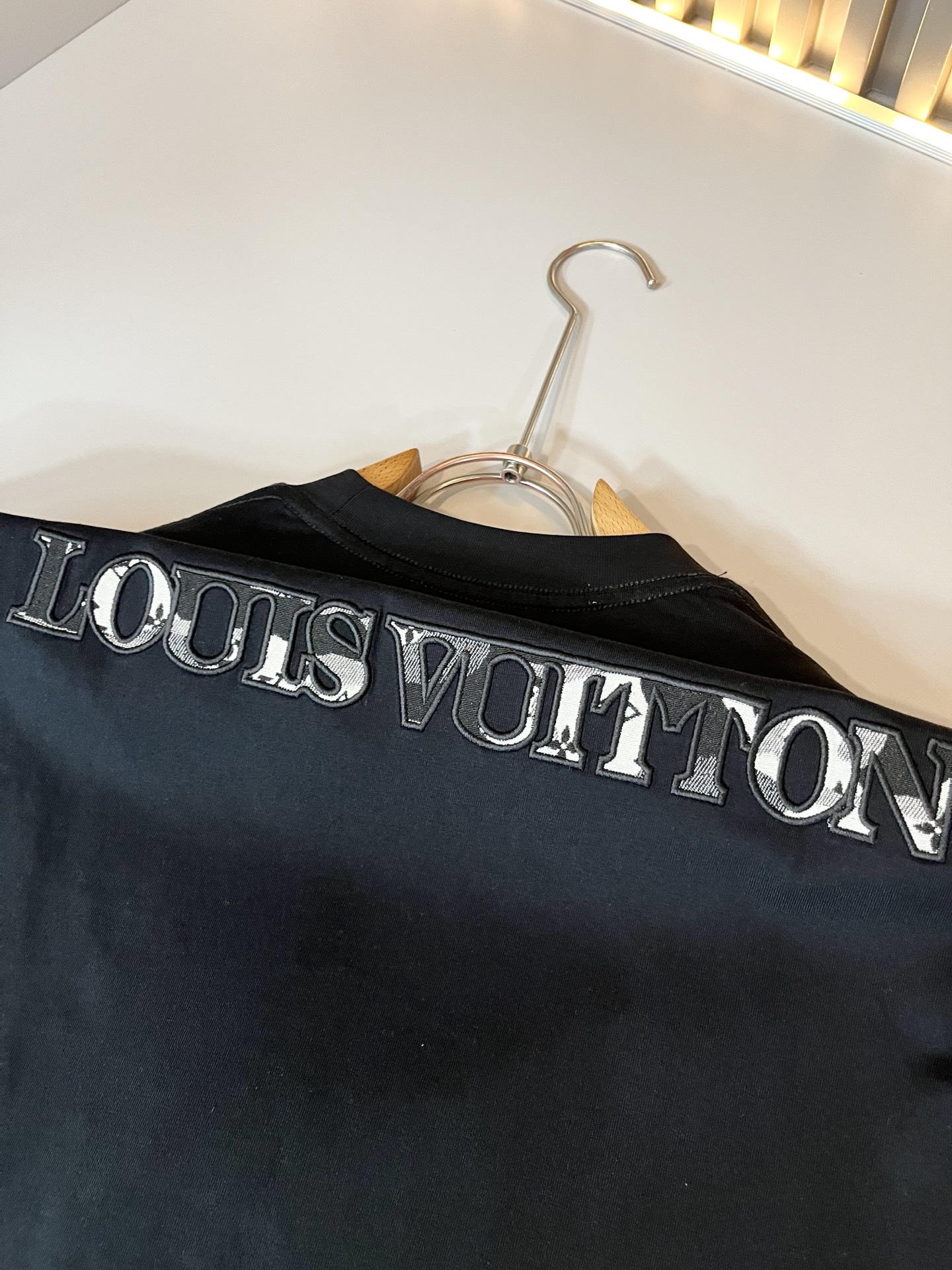 LouisVuitt*路易*登 2026春夏全新系列单品上线，非常时髦前卫的一款男女同款短袖T恤，标识l