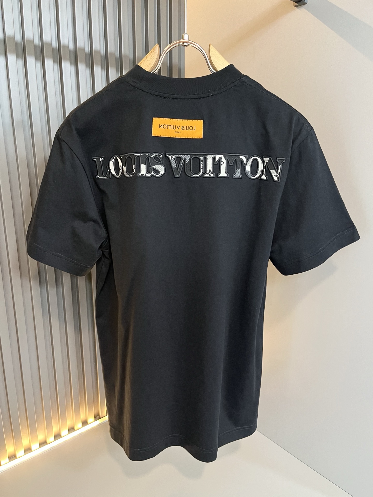 LouisVuitt*路易*登 2026春夏全新系列单品上线，非常时髦前卫的一款男女同款短袖T恤，标识l