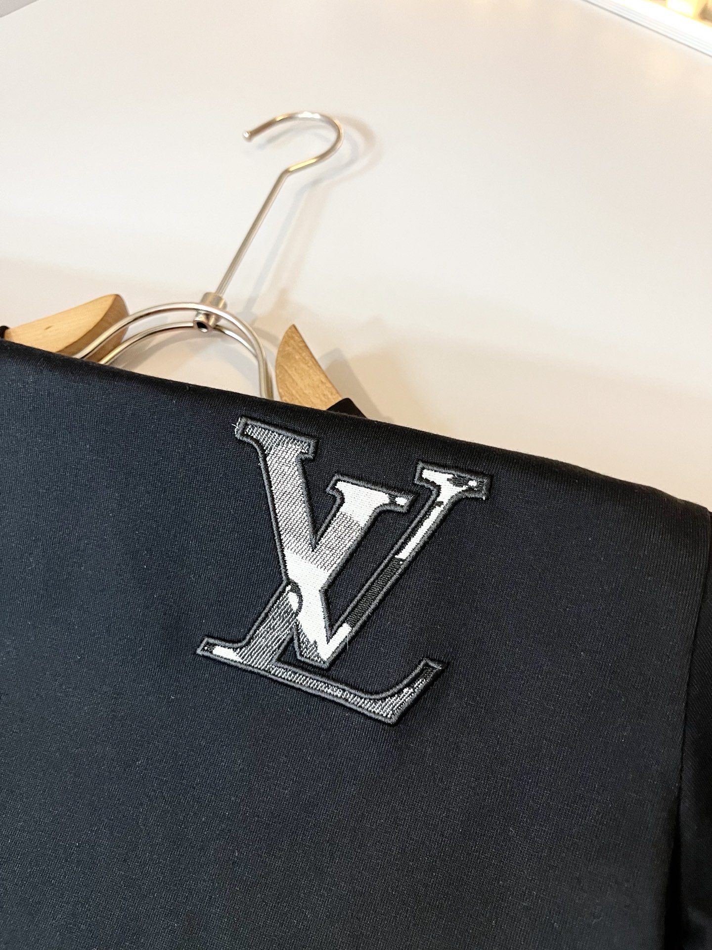 LouisVuitt*路易*登 2026春夏全新系列单品上线，非常时髦前卫的一款男女同款短袖T恤，标识l