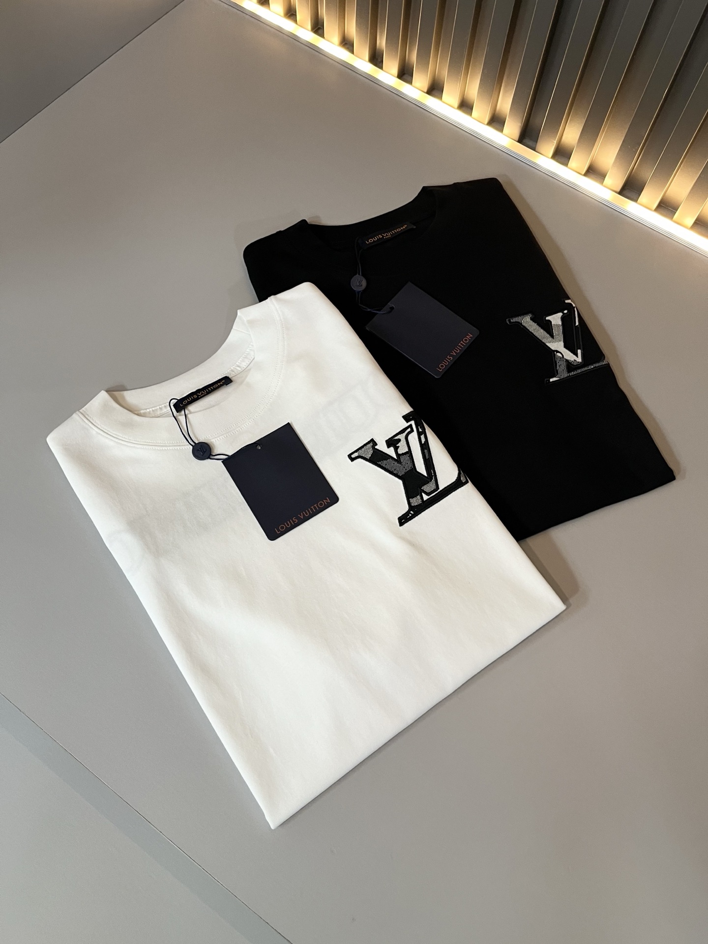 LouisVuitt*路易*登 2026春夏全新系列单品上线，非常时髦前卫的一款男女同款短袖T恤，标识l