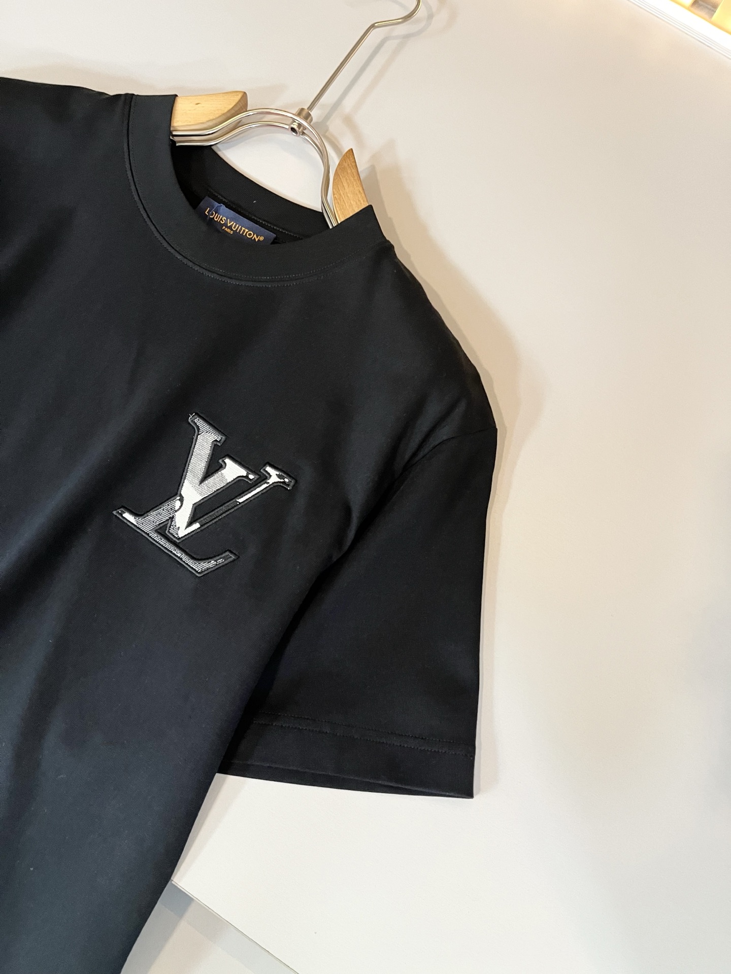 LouisVuitt*路易*登 2026春夏全新系列单品上线，非常时髦前卫的一款男女同款短袖T恤，标识l