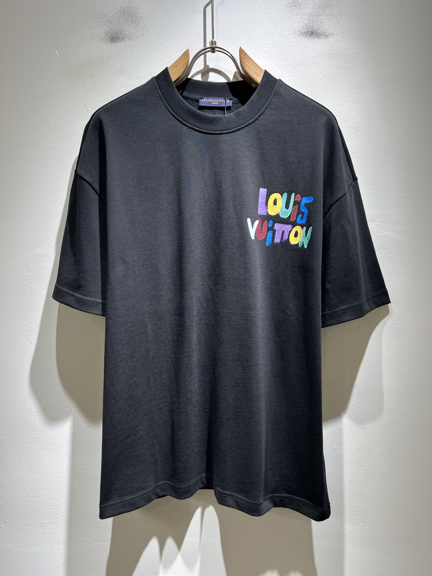 NO:745253,LouisVuitt* Louis*den's new 2026 spring and summer series of items are online. It is a very fashionable and avant-garde short-sleeved T-shirt for men and women, decorated with logo pattern printing!  It is different from the past and declares the design concept that the brand has inherited for many years!  Its eye-catching appeal is no less than any classic style, perfectly presenting the sense of fashion, high-end and luxury to the world!  It is made of imported 100% cotton material supplied by customers. It is a selection of high-quality pure cotton fabrics. It feels soft, waxy and delicate to the skin. The actual product will definitely exceed your imagination. It is extremely comfortable and breathable. Even if you sweat profusely, you will not feel greasy or stuffy. It maximizes sweat wicking and moisture absorption!  Size M-2XL,,louis vuitton,louis vuitton,T-shirt,tees,t-shirt,19860909LouisVuitt*路易*登 2026春夏全新系列单品上线,非常时髦前卫的一款男女同款短袖T恤,标识logo图案印花修饰！区别于以往的不同,宣示品牌传承多年的设计理念！其吸睛度完全不亚于任何经典款式,将时髦高级感与奢华感完美呈现在世人眼前！客供进口全棉材质制成,精选优质纯棉面料,触感软糯亲肤细腻,实物到手绝对超乎你的想象,贴身无比舒适透气,即便是汗流浃背也不会有腻身及闷热感可言,将排汗吸湿性发挥到了极致！尺码M-2XL,,louis vuitton,louis vuitton,T-shirt,tees，t-shirt,,Men's clothing