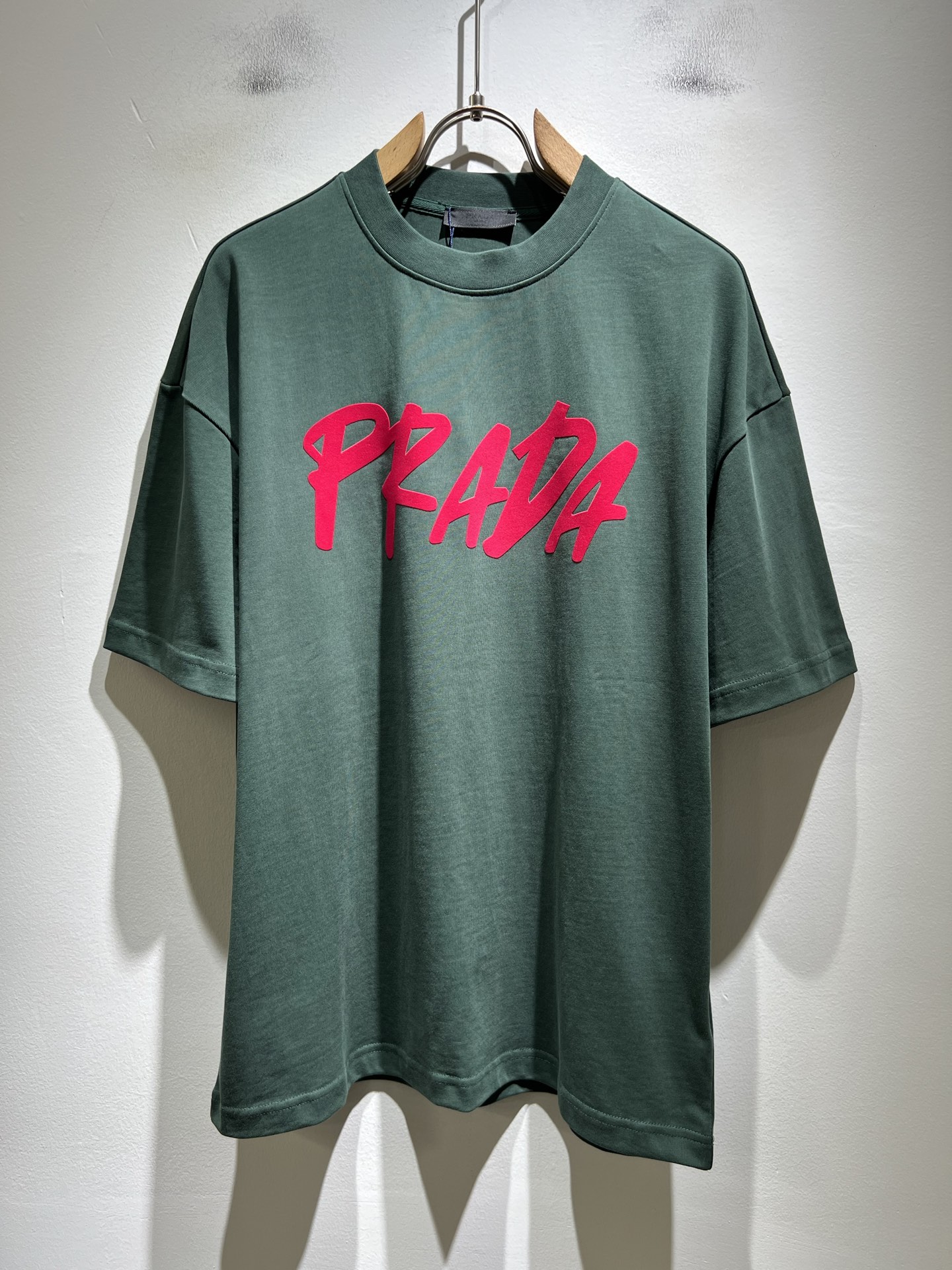 NO:745229,PRAD*A's new 2026 spring and summer short-sleeved T-shirts for men and women, the latest model is exclusively available on the entire network!  !  ~It is both classic and fashionable, who doesn’t love it? It shows the classic again, it is very eye-catching, and it has a low-luxury aura and recognition!  Pr*da's traditional brand concept and modern advanced technology are perfectly combined. Coupled with an extremely modern and simple design, Pr*da's exclusive logo pattern lamination design!  Customized 100% imported pure cotton fabric!  The texture of this model is quite impressive. You can tell the specifications and grades at your fingertips. The level of finesse and breathability are top-notch!  Size M-2XL,,prada,T-shirt,tees,t-shirt,19860909PRAD*A普*达2026春夏新款男女同款短袖T恤,最新款全网独家首上！！~既经典有时尚百搭,谁不爱啊,将经典再次展现,非常的耐看,自带低奢光环与辨识度！Pr*da传统的品牌理念和现代化的先进技术进行了完美结合.加上极其现代摩登风范的简约设计,p家专属logo图案压胶设计！定制百分百进口纯棉面料！此款的质感相当感人 触手便知规格档次 细腻程度与透气效果堪称顶级！尺码M-2XL,,prada,T-shirt,tees，t-shirt,,Men's clothing