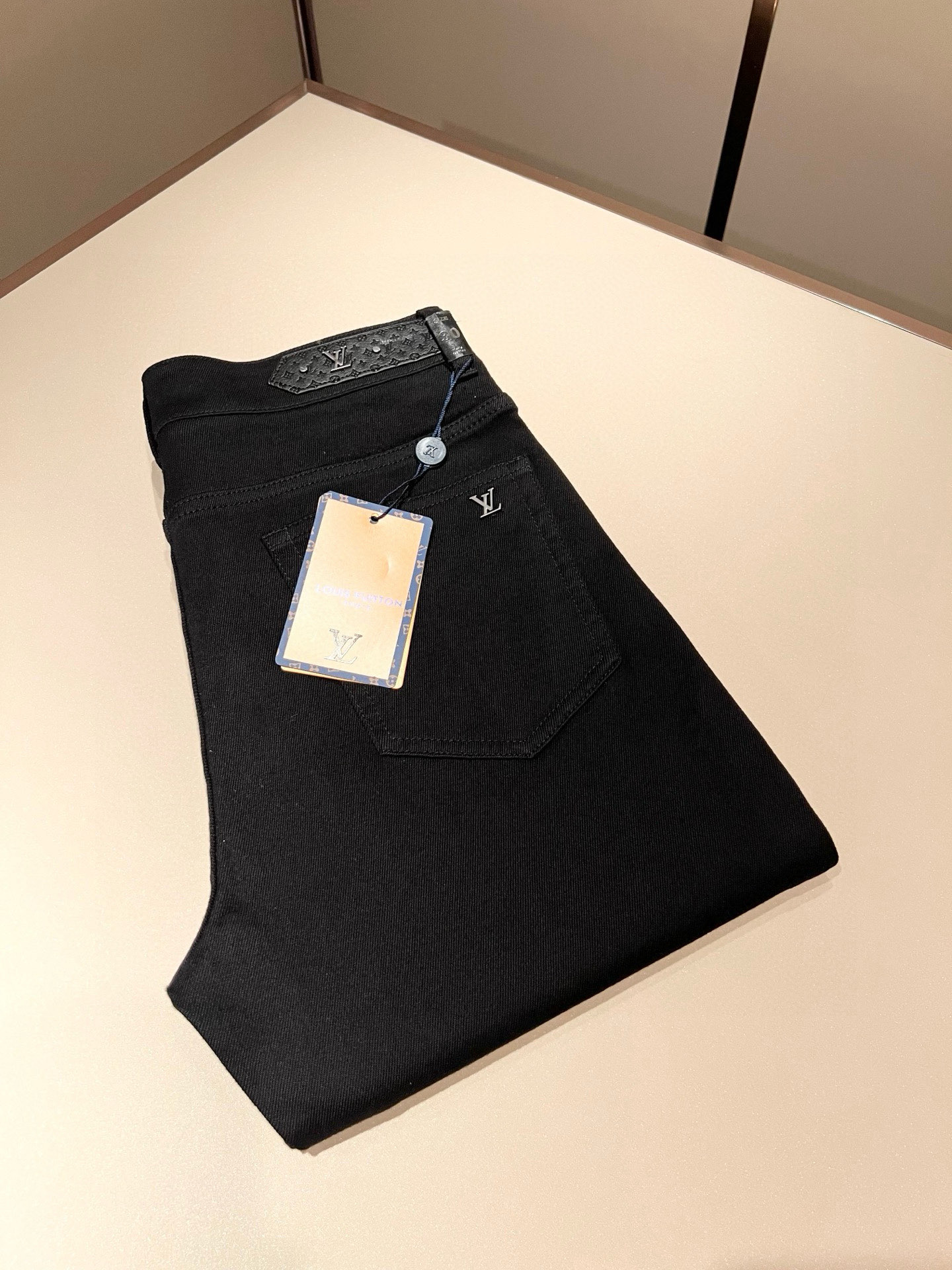 NO:745187,Louis Vuitto* Louis*den 2026 new spring and summer men's classic washed small straight denim trousers. Excellent upper body performance, versatile choice, great value for money to share!  !  As a classic combination of boys' simple elements, the Luyu Louis classic jeans series has always been a legendary item in the industry and an enduring item. Many men with senior financial strength are guests of the Louis family. Countless big shots have performed it. There is a saying in the fashion circle. It is made of top-grade denim denim fabrics. After high-end washing technology, it has a sense of class and luxury. Nameplate waist plate hardware logo accessories design!  The fabric is extremely comfortable for the upper body and gives people a full of trendy and fashionable atmosphere. It interprets luxury and trendiness to the extreme. The classic, exquisite and precise straight-cut design has a thickness that can be used across all seasons and is a must-have item!  Size 30 -40,,louis vuitton,louis vuitton,19860909Louis Vuitto*路易*登2026春夏新款男士经典水洗小直筒牛仔长裤.绝佳的上身性能,百搭之选,超值性价比分享！！作为男生简约元素经典搭配,路遇路易经典仔裤系列,这个一直是业内的传奇单品,也是经久不衰的单品,很多具有资深经济实力的男人都是路易家族的座上客,无数的大佬都曾演绎过,时尚圈更是流传这么一句话,顶级丹宁牛仔面料打造而成,经高端水洗工艺处理后,极具档次与奢华感.铭牌腰牌五金logo辅料设计！面料极好上身舒适,给人满满的潮流时髦气息,将奢华与潮流感演绎到了极致,经典精湛精准的直筒版型裁剪设计,厚度更是能横跨四季必入好款！ 尺码30 -40,,louis vuitton,louis vuitton,,Men's clothing