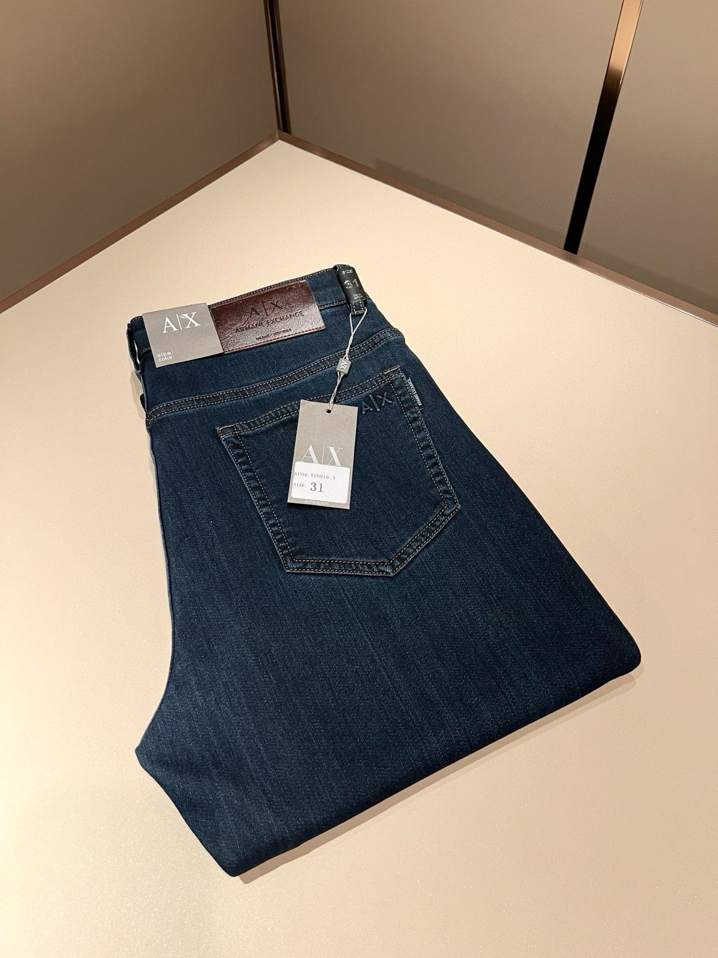 NO:745192,Arman 2026 spring and summer new men's small straight jeans, order from trading company!  Synchronized with the official website. The classic works go well with clothes. It tastes good no matter how you wear it. The original imported retro denim fabric has a soft feel and is truly low-key and luxurious. It is very suitable for autumn and winter. The standard straight slim fit is more comfortable and unrestrained to wear. The accessories are particularly exquisite. Exquisite original logo waist plate design!  The inner lining and wiring are very solid. The key point is that it is very cost-effective and the quality is very good. It is worth buying!  Size 29-40,,armani,jeans,19860909Arman阿*尼2026春夏新款男士小直筒牛仔裤,贸易公司订单！官网同步 经典之作很好搭配衣服哦 怎么穿都很有味道 原版进口复古牛仔布面料 柔软手感 真正的低调奢华 很是适合秋冬季节穿着 标准直筒修身版型 穿起来更加舒服 无拘无束 辅料上面特别的讲究 精致原版标志logo腰牌设计！内衬走线都非常的扎实 重点就是 性价比非常高 质量非常好 值得购入！尺码29-40,,armani,jeans,,Men's clothing