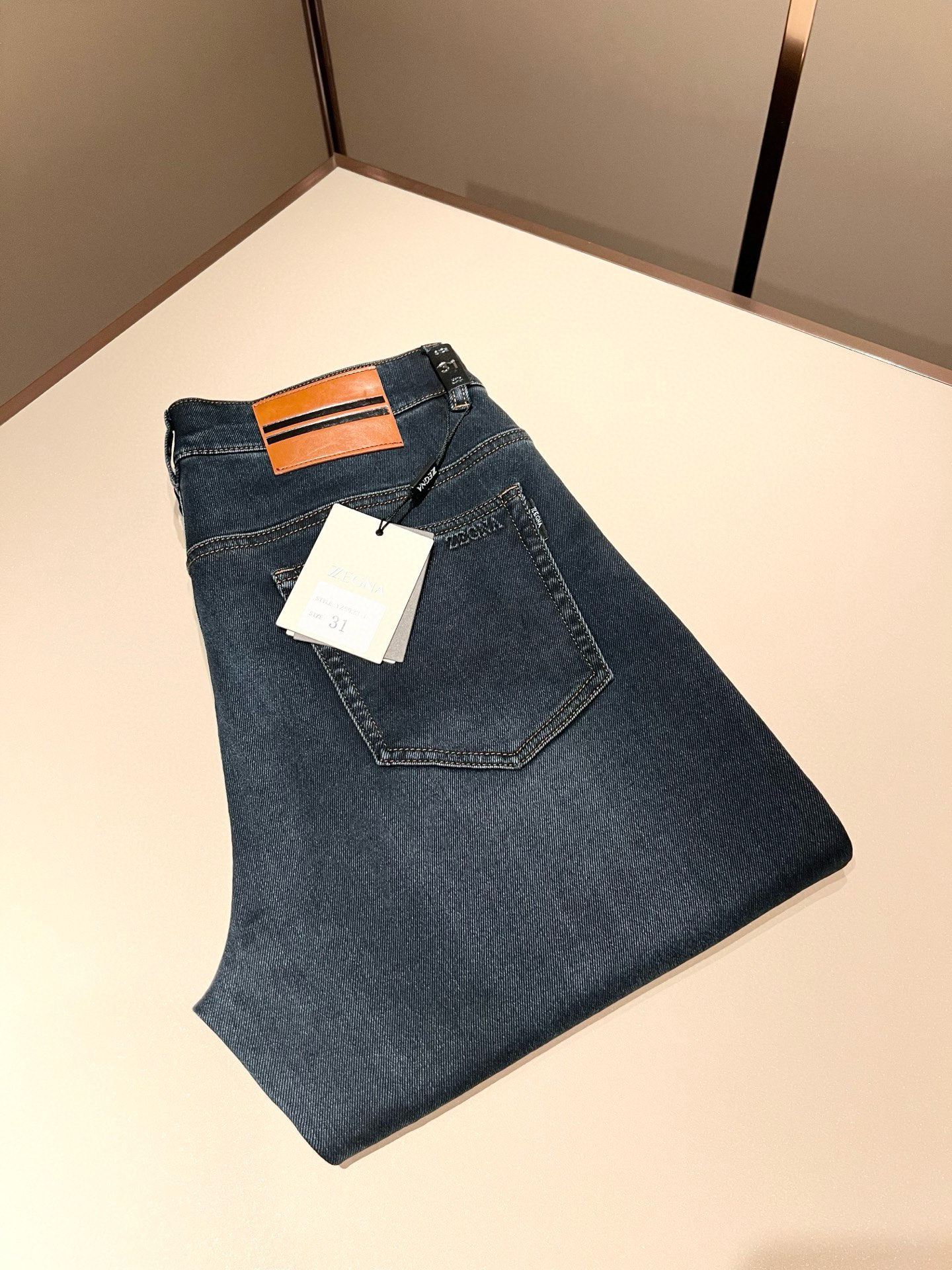 NO:745194,Zegna's new 2026 spring and summer men's casual jeans, the final channel product has appeared!  !  Simultaneous sales at the counter!  It is no exaggeration to say that these trousers are products from the original OEM channel, not bragging about the original OEM. They are completely products from the domestic garment OEM officially authorized by Ermenegildo Zegna!  Therefore, the quantity and size ratio are extremely scarce, so you will earn money if you grab it!  The best pantsuits ever officially unveiled!  !  !  !  !  !  Zegna products have always been one of the must-have accessories for successful business people!  The brand's high-end style and powerful aura are not easily surpassed by everyone. No matter which season the style is, it is the standard of temperament!  However, the fabric pattern is between business casual and daily wear, and the waist is decorated with a logo waistband!  Only Ermenegildo Zegna, which specializes in men's business and casual wear, can design a pair of trousers that is so suitable for the general public!  Whether you are wearing it for casual occasions or business occasions, this style can be matched just right. If you want to wear it, you must wear it well and be able to wear it with your own taste!  Pants that give yourself unlimited bonus points!  Size 29-40,,zegna,jeans,19860909Zegna 杰尼亚 2026春夏新款男士休闲牛仔裤,压轴的渠道货出现了！！柜台同步销售！ 毫不夸张的说,此款裤装是原厂代工渠道的货,并不是吹牛的原厂代工,完全是由杰尼亚官方授权的国内成衣代工厂出来的产品！所以数量跟尺码配比都极度紧缺,抢到就是赚到！最好的裤装正式揭幕！！！！！！Zegna的东西,从来都是成功商务人士的专属必备行头之一！品牌高级的格调以及自带强大的气场并不是所有人都能轻易凌驾的.无论哪季的款式都是都是气质标配！但是面料版型又介乎于商务休闲跟日常穿着之间,腰身设计logo腰牌修饰！能将一款裤装设计到如此贴合大众穿着,也就只有专注于男装商务休闲的杰尼亚了！不论您是休闲场合穿搭,或者商务场合此款都能搭配的恰到好处要穿,就必须穿好的,能穿出属于自己品味的！给自己无限加分的裤子！尺码29-40,,zegna,jeans,,Men's clothing