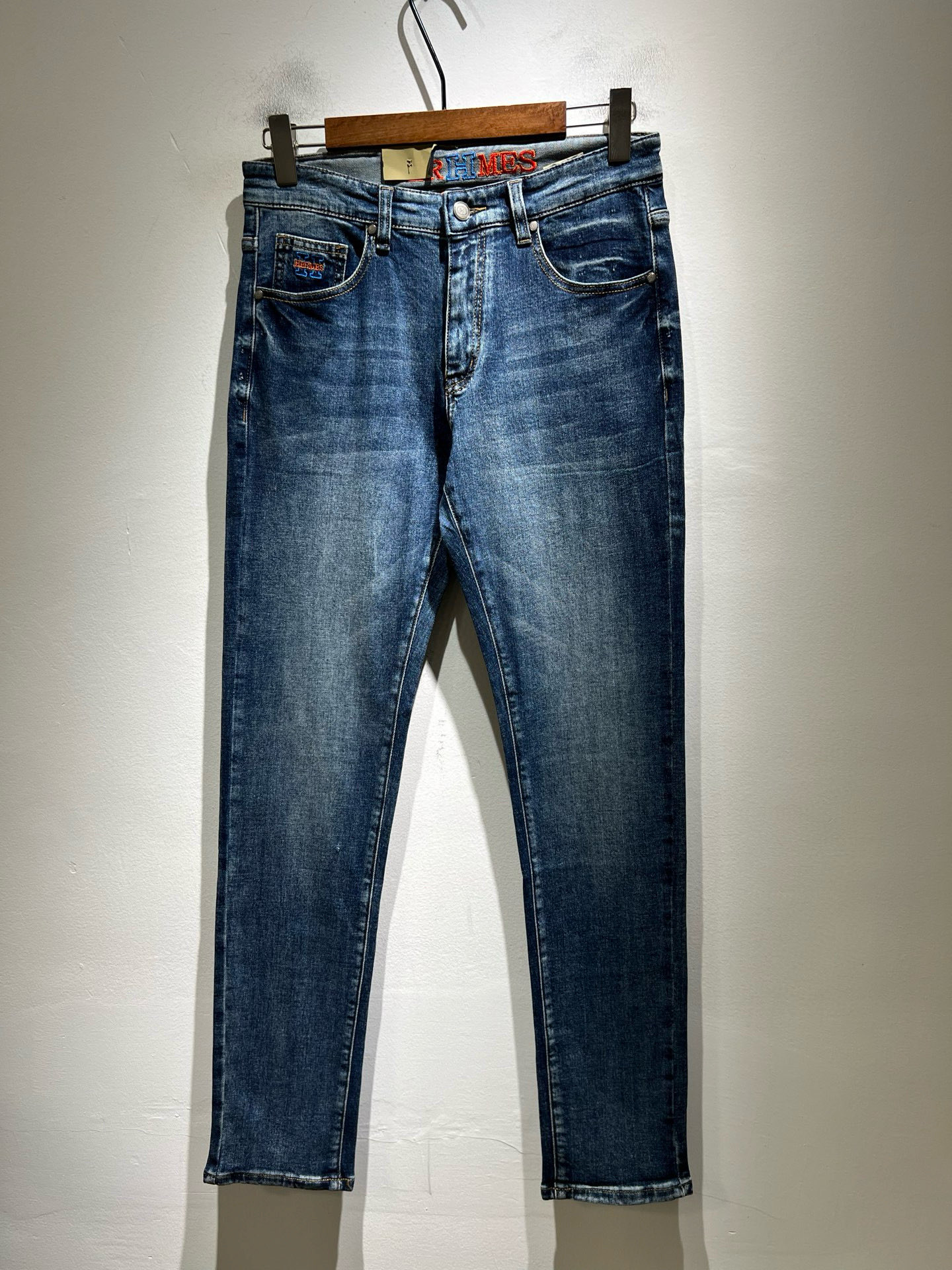 NO:745210,HERM*S 2026 spring and summer men's high-end denim washed small straight jeans overseas trading company channel order!  Slim fit straight leg jeans for men!  On sale at Shanghai Henglong store!  High-end, simple, very sophisticated in terms of craftsmanship and materials, the pursuit of quality is very rigorous and demanding, and every detail is used to prove its brand image!  The typical essence of the H family, a very representative logo waistband design!  The brand image of the H family is perfectly explained. The signature leather tag is also quite stunning. The brand LOGO is constructed. The fabric is perfectly transformed and sublimated. The heavy-duty environmentally friendly plant enzyme washing process has a unique retro style in the texture. It is quite brilliant. It is recognized as a universal and versatile color number that can withstand the test of any season!  Well cut, clean, crisp and neat!  Size 29-40,,hermes,jeans,19860909HERM*S爱*仕 2026春夏男士高端丹宁水洗小直筒牛仔裤 海外贸易公司渠道订单 ！男士修身直筒牛仔裤！上海恒隆店在售！高级、简约,工艺和用料方面都颇为考究,对于品质的追求非常严谨和苛刻,用每一个细节来力证自身品牌形象！H家的典型精髓,极具代表性标志logo腰牌设计！将H家的品牌形象完美阐释出来,招牌式的皮牌亦颇为惊艳,构建出品牌LOGO,面料得到完美蜕变和升华,重磅环保植物酵素水洗工艺,肌理有着独特的复古风格,相当出彩,公认的万能百搭色号,经得住任何季节的考验配色！剪裁精良,干净清爽且利落！尺码29-40,,hermes,jeans,,Men's clothing