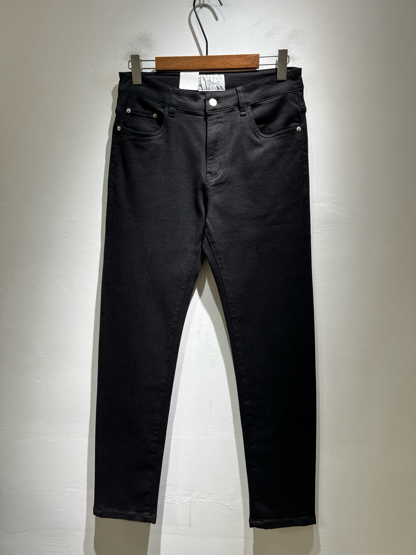 NO:745223,Dio*r 2026 spring and summer men's washed small straight jeans!  The trading company sells great products, with great appearance, the most versatile pants in the fashion world, high-frequency dressing demonstrations in European and American street photography, pocket design, logo hardware design!  Original leather logo waist tag modification!  And it is a must-have item for luxury brands every season!  Very pure and minimalist design tone!  Adhering to the consistent fashion proposition of the D family, it is quite eye-catching. It not only demonstrates the ingenuity and craftsmanship, but also effectively flaunts the brand identity!  Custom-made denim fabrics are supplied from Italy. The texture is unparalleled and full of charm. The silhouette is perfectly tailored and has excellent butt-lifting and slimming effect. It can be matched with any top in the wardrobe. It has wide compatibility, is both casual and casual, and has a full upper body shape. It is an invincible fashionable and versatile item!  Size 29 -40,,dior,dior,dior,jeans,19860909Dio*r 迪家 2026春夏男士水洗小直筒牛仔裤！贸易公司渠道牛货,品相超赞,时尚圈万能的百搭裤王,欧美街拍中高频穿搭示范,口袋设计logo五金设计！原版皮革logo腰牌修饰！且是奢侈品牌每季必出的单品！非常纯粹极简的设计基调！秉承了D家一贯的时尚主张,颇具看点,即彰显了匠心工艺又有力的标榜了品牌身份！客供意大利定制丹宁面料,质感无敌赞,颇具韵味,版型剪裁完美,提臀修身显瘦效果极佳,可横扫衣橱任何的上装搭配,兼容性广泛,休闲兼备,上身型款十足,无敌的时髦百搭神品！尺码29 -40,,dior,dior,dior,jeans,,Men's clothing