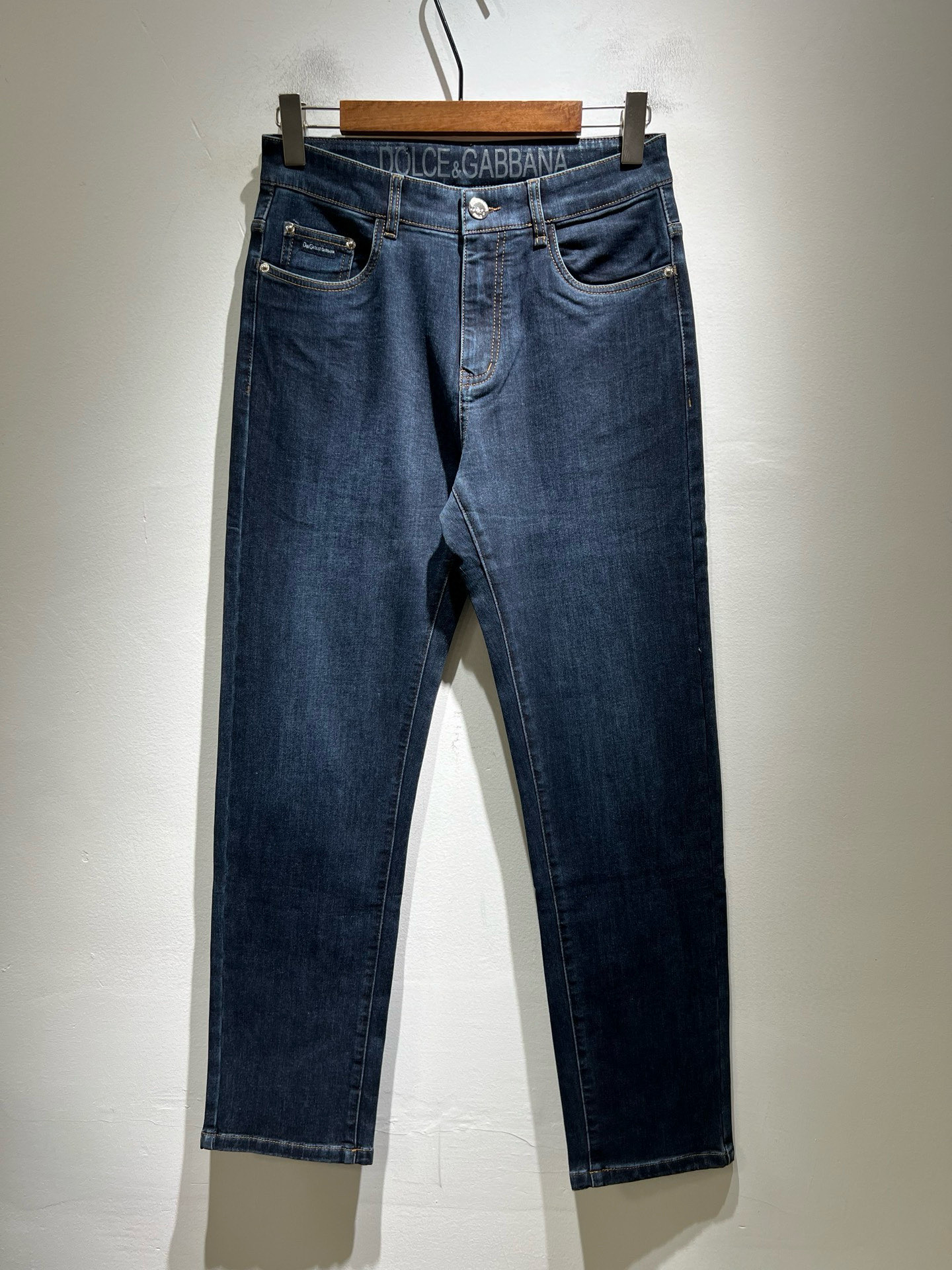 NO:745213,Dolce & Dolce&GABB*NA's 2026 spring and summer new jeans. The washed treatment is naturally not easy to deform and fade. The three-dimensional tailoring is perfect for shaping. The fabric is comfortable and soft and can be matched casually. Comfort represents its interpretation of fashion and leisure. It is DG's consistent style. Every detail reflects the brand's pursuit of quality. It has a bit of a hedonist and pays great attention to details. It likes everything that is not formulaic and pursues freedom. Dolce & Gabbana (DOLCE&GABB*NA)  His style is very unique. At the beginning of his business, he insisted on making his own plates and designing logos and waistband designs!  It was quite unique for the fashion world that was very particular about ostentation at that time. Sizes 29-40, Dolce&Gabbana, Dolce&Gabbana, jeans,19860909Dolce & 杜嘉*纳 2026春夏新品牛仔裤,水洗处理自然不易变形脱色、立体剪裁完美塑形面料质舒适柔软随意搭配、舒适代表它对时尚休闲的诠释是DG一贯作风细节处体现这个品牌对品质的追求,带点享乐主义者的味道,非常注重细节,喜欢一切非公式化的东西,追求自由杜嘉班纳 (DOLCE&GABB*NA) 的作风非常独特,创业之初坚持自己制版、设计标识logo腰牌设计！对于当时讲究排场的时装界,是相当独树一格的.尺码29-40,,Dolce&Gabbana,Dolce&Gabbana,jeans,,Men's clothing