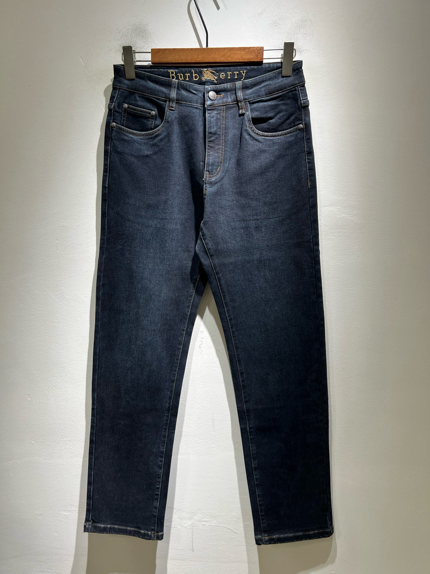 NO:745218,BURBER*Y 2026 spring and summer new men's high-end casual and versatile jeans!  For BUR fans, such an elegant classic design is enough to attract attention at a glance. It is the most handsome series among all BUR jeans this year. I only need to take a look to know that this will definitely be a sensational hit and popular all over the Internet. It is made of classic slim-fitting three-dimensional tailoring and is equipped with the latest logo pattern waistband design!  A very representative waist brand modification!  It simply and easily demonstrates the charm of the brand, and naturally presents specifications, grades, fashion and trendy effects. It has perfect matching performance and can easily wear with a sense of luxury and high-end effects!  Made of top quality imported Japanese washed denim cotton, it is very comfortable, breathable and has a natural drape, making it suitable for all year round wear!  !  This style of jeans is made with a three-dimensional cut and a small straight fit. Its single-matching magic and practical wearability are understandable. Whether you are wearing it for daily wear or appearing on the high street, it is the best choice. It is super charming!  It also demonstrates the authentic original flavor of BUR, and also perfectly demonstrates its specifications and rank!  Obviously, this is a great product that you must buy. Whether you are a fan of BUR or not, you must buy this product. It is a highly recommended product!  Size 29-40,,burberry,jeans,19860909BURBER*Y巴*莉 2026春夏新品男士高端休闲百搭牛仔裤！对于BUR粉丝来说,这样大气的经典设计足矣一眼种草,是今年BUR所有牛仔裤当中最帅的一个系列,我只需要看一眼就知道,这绝对会是一个引起轰动的爆款,而且全网风靡,经典的修身立体剪裁版型打造,配置了最新的logo图案腰牌工艺设计！极具代表性腰牌修饰！简单轻松的彰显出品牌魅力所在,自然而然的呈现规格,档次,时髦以及新潮效果,搭配性能满分,轻松穿出高级感与高端效果！顶级的进口日本洗水牛仔棉质打造,并舒适透气感满分,且垂感自然,适合一年四季的穿搭所需！！此款牛仔裤采用了立体裁剪小直筒版型打造,其单配魔力与实穿性是无可厚非的,不管你是日常穿搭还是高街出镜都是不二之选,超具魅力！更是彰显了地地道道的的BUR原味,同时也是完美的展现了其规格和段位所在！很显然,这是一款绝对要收的重磅好货,不管你是不是BUR的粉丝,此款你都必须要收,极力推荐的好货！尺码29-40,,burberry,jeans,,Men's clothing