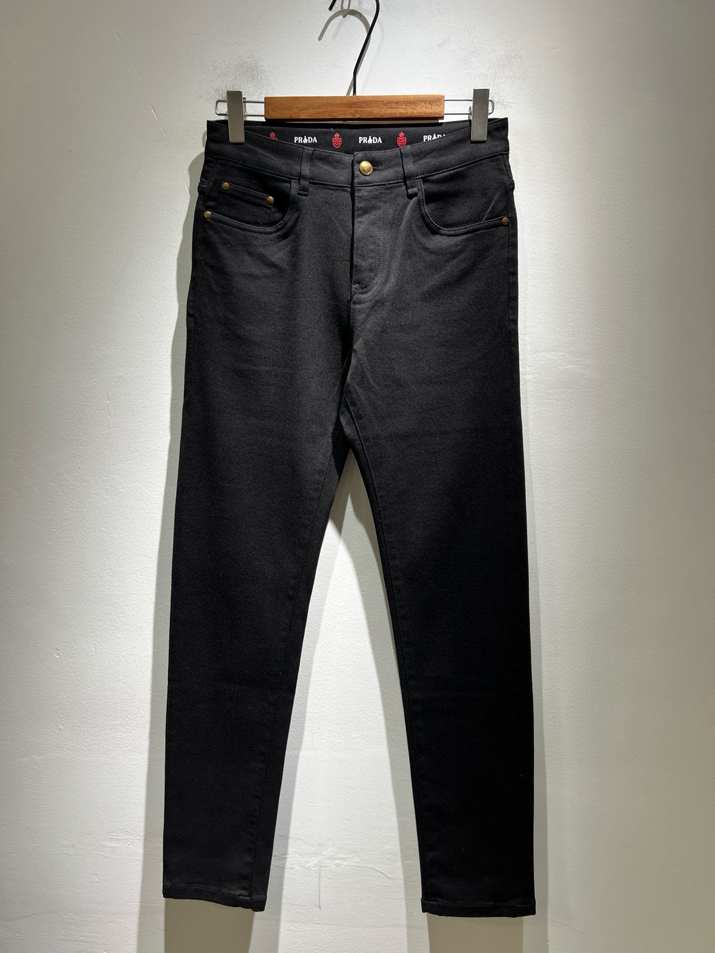 NO:745203,PRA*DA Prada 2026 spring and summer new products are on sale!  High-end denim is versatile and pragmatic without being sensational!  Limited edition for Hong Kong, Macao and Taiwan!  !  Three-dimensional cutting pure cotton material!  Undertaken by a Taiwanese foreign trade company, the exquisite and delicate materials seem to be Prada’s patented high-quality customized original hardware logo design!  Not only the materials, colors and styles are carefully crafted, but the life philosophy behind the design coincides with the dual mentality of modern people pursuing practicality and fashionable beauty. Achieving a perfect balance between function and aesthetics is not only a display of fashion trends, but also the ultimate in modern aesthetics.19860909PRA*DA 普拉达 2026春夏新品发售！牛仔高级百搭实用主义不哗众取宠！港澳台地区限定款！！立体裁剪纯棉材质！台湾外贸公司承接、材质精致细腻似乎是普拉达专利品质上乘 定制原版五金logo设计！不仅在材料、颜色与款式工夫,设计背后的生活哲学正巧契合现代人追求切身实用与流行美观的双重心态,在机能与美学之间取得完美平衡,不但是时尚潮流的展现,更是现代美学的极致.P的视野并没有局限时尚品牌核心价值中不可或缺的组成部分、的另一种选择替代风格成熟、尺码29-40,,prada,prada,,Men's clothing