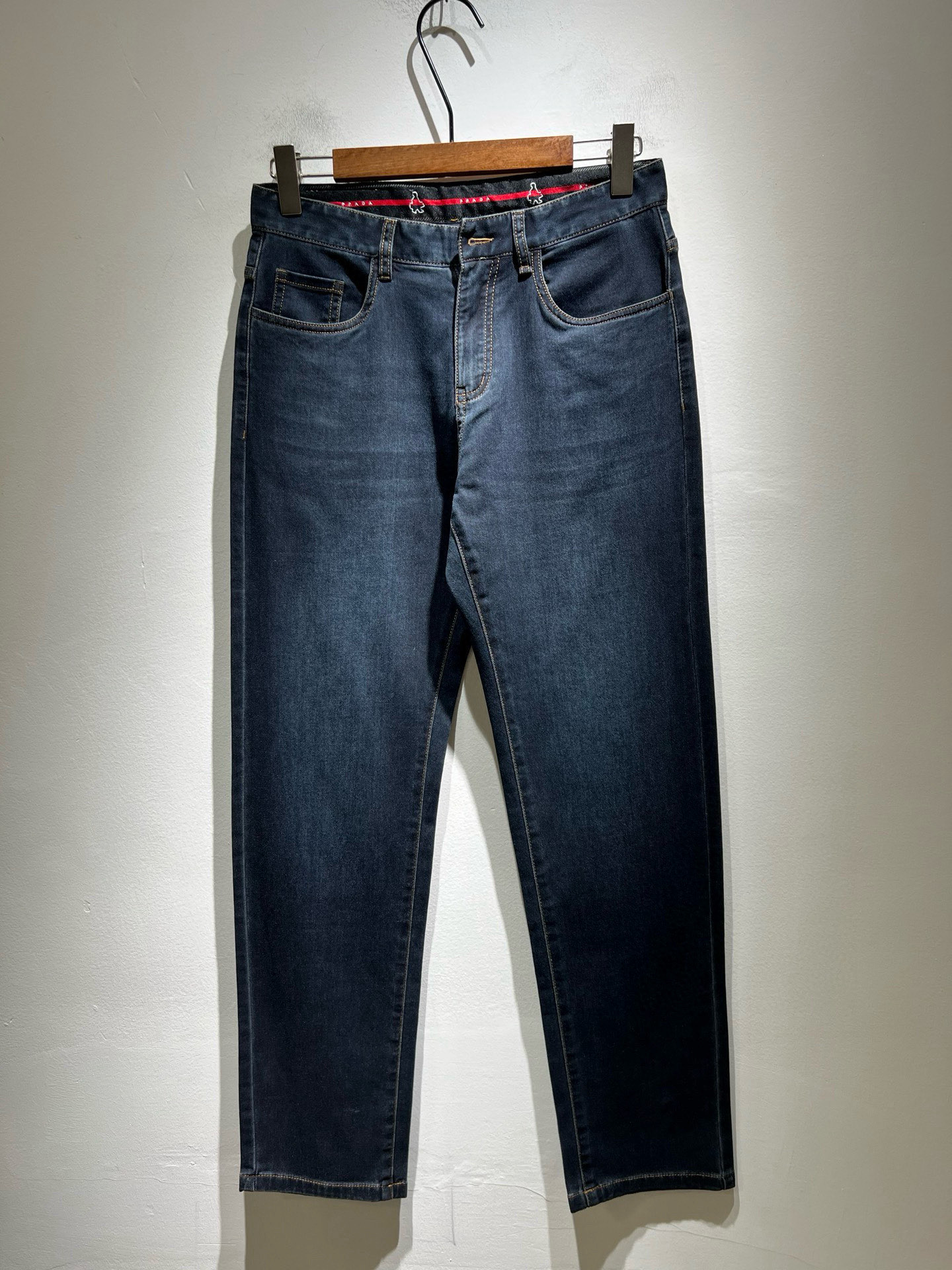 NO:745207,PRA*DA 2026 spring and summer new men's casual jeans, a high-end quality choice...a versatile trousers that is both casual and casual. It is also an indispensable matching artifact in men's wardrobe. It is a practical classic style!  The design style of the entire pair of casual pants is simple and fashionable, which is very consistent with the low-luxury style setting. It has excellent skin-friendly value, is easy to wear, and has a full sense of details!  Customized original logo waistband design!  Classic P home logo design!  This type of trousers is made of high-quality cotton fabric. The fabric is comfortable, soft and delicate to the touch, has a good vertical feel, looks very textured, and is full of fine and high-end charm. It has first-class and exquisite tailoring, and the routing is smooth and neat. It is a trousers that looks good with any casual style. If you like it, hurry up and get it, good stuff waits for no one!  Size 30-40 37 39,,prada,jeans,19860909PRA*DA普*达 2026春夏新款男士休闲牛仔裤,高端品质之选……一款休闲裤兼备的百搭裤装,也是男士衣橱里不可缺少的搭配神器,属于实穿型的经典款式！整条休闲裤的设计风格简洁时尚,非常符合低奢的风格设定,亲肤值优越,穿着方便,细节感十足！定制原版logo腰牌设计！经典P家logo标识设计！此款裤装采用优质棉面料打造而成,面料舒服,手感柔软细腻,有着很好的垂直感,看上去非常有质感,细品高级韵味十足.一流精湛的版型裁剪,走线细致平顺工整,休闲随意怎么搭配都好看的裤装,喜欢的赶紧入手吧,好货可不等人！尺码30-40 37 39,,prada,jeans,,Men's clothing