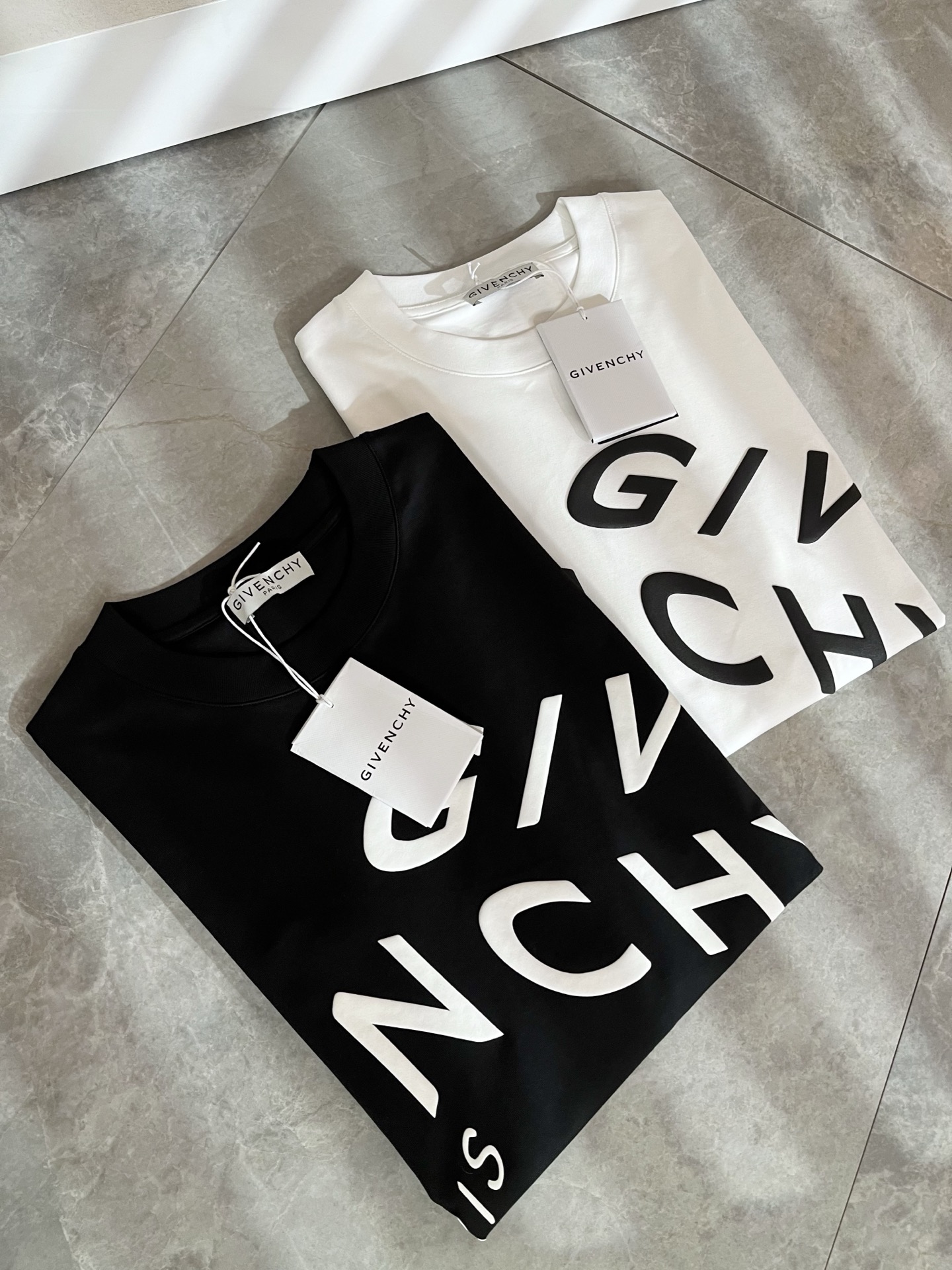 Giv*chy/纪*希2026春夏新款男女同款👫短袖T恤，主创时尚注入了全新时尚能量。通过探索各种题材和