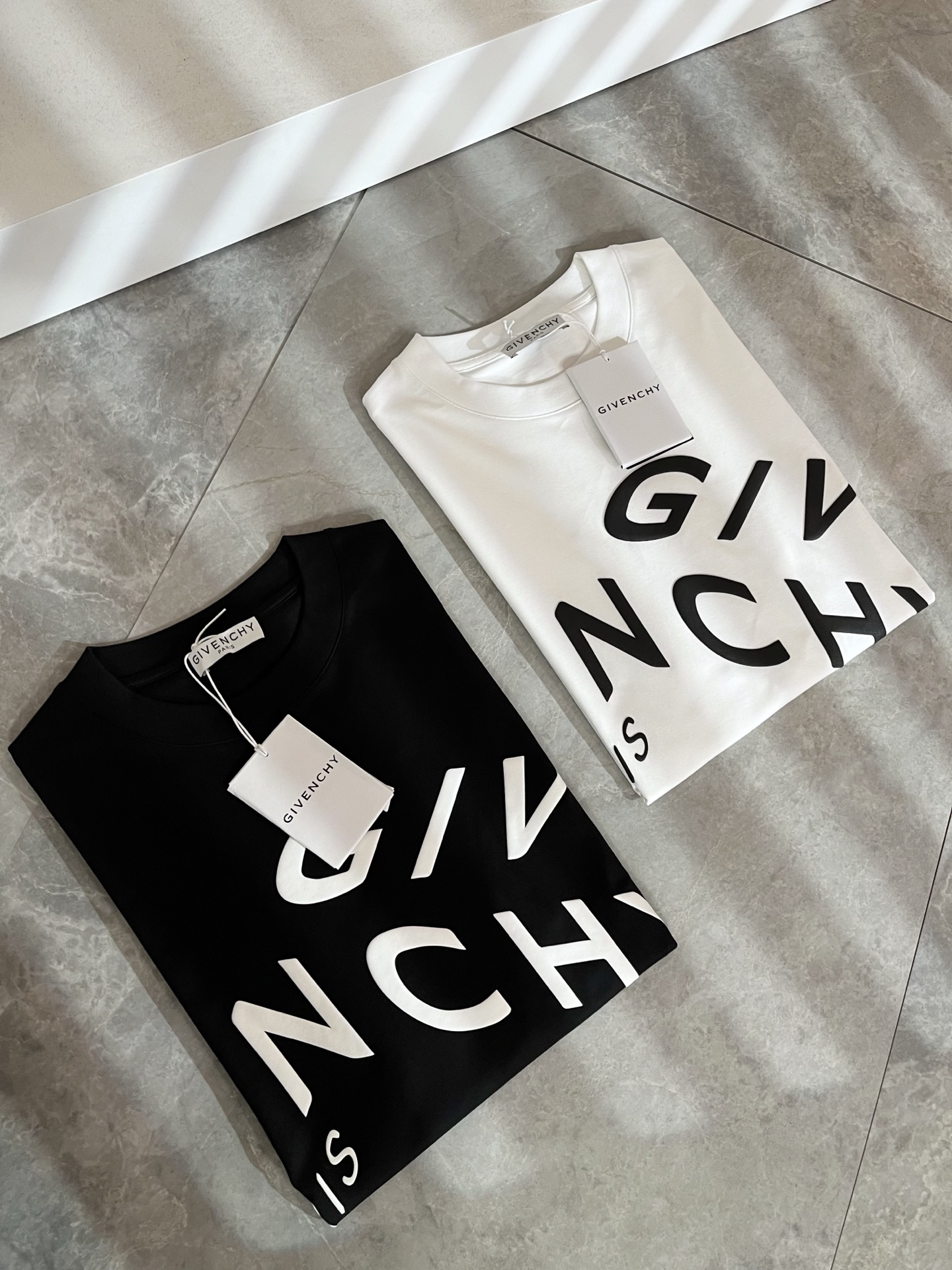 Giv*chy/纪*希2026春夏新款男女同款👫短袖T恤，主创时尚注入了全新时尚能量。通过探索各种题材和