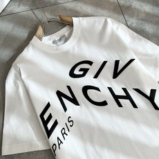 Giv*chy/纪*希2026春夏新款男女同款👫短袖T恤,主创时尚注入了全新时尚能量。通过探索各种题材和 Giv*chy/纪*希2026春夏新款男女同款👫短袖T恤,主创时尚注入了全新时尚能量。通过探索各种题材和