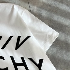 Giv*chy/纪*希2026春夏新款男女同款👫短袖T恤,主创时尚注入了全新时尚能量。通过探索各种题材和 Giv*chy/纪*希2026春夏新款男女同款👫短袖T恤,主创时尚注入了全新时尚能量。通过探索各种题材和