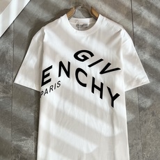Giv*chy/纪*希2026春夏新款男女同款👫短袖T恤,主创时尚注入了全新时尚能量。通过探索各种题材和 Giv*chy/纪*希2026春夏新款男女同款👫短袖T恤,主创时尚注入了全新时尚能量。通过探索各种题材和