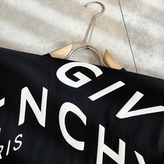 Giv*chy/纪*希2026春夏新款男女同款👫短袖T恤,主创时尚注入了全新时尚能量。通过探索各种题材和 Giv*chy/纪*希2026春夏新款男女同款👫短袖T恤,主创时尚注入了全新时尚能量。通过探索各种题材和
