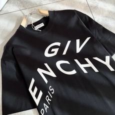 Giv*chy/纪*希2026春夏新款男女同款👫短袖T恤,主创时尚注入了全新时尚能量。通过探索各种题材和 Giv*chy/纪*希2026春夏新款男女同款👫短袖T恤,主创时尚注入了全新时尚能量。通过探索各种题材和