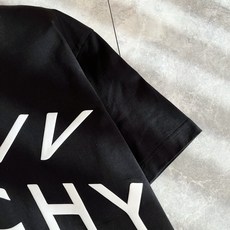 Giv*chy/纪*希2026春夏新款男女同款👫短袖T恤,主创时尚注入了全新时尚能量。通过探索各种题材和 Giv*chy/纪*希2026春夏新款男女同款👫短袖T恤,主创时尚注入了全新时尚能量。通过探索各种题材和