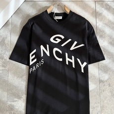 Giv*chy/纪*希2026春夏新款男女同款👫短袖T恤,主创时尚注入了全新时尚能量。通过探索各种题材和 Giv*chy/纪*希2026春夏新款男女同款👫短袖T恤,主创时尚注入了全新时尚能量。通过探索各种题材和