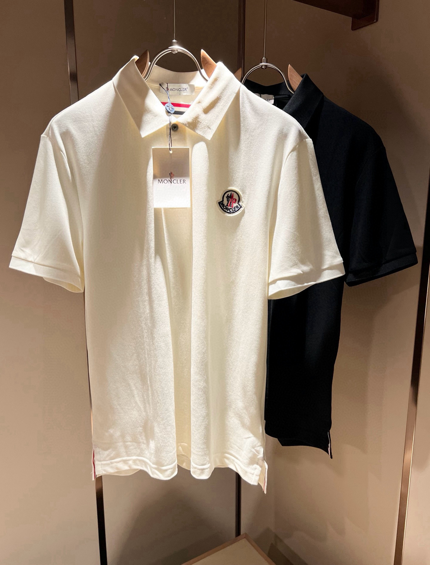 NO:745198,MON Meng**kou 2026 spring and summer new men's original men's short-sleeved POLO shirts, products from trading companies, are on sale simultaneously on the official website!  This type of basic item must appear every season. It is supplied with imported pique mesh cotton, which has both comfort and breathability. The overall visual value is perfect, and the logo embroidered badge on the chest is decorated!  A highly wearable item!  Standard cut, comfortable stretch, unrestricted movement!  The design of the lapels not only meets the needs of simple style, but also has strong practicality and high-end atmosphere!  Universal and versatile style. Sizes M-3XL, T-shirt,19860909MON蒙**口2026春夏新款男士原单男士短袖POLO衫,贸易公司货,官网同步发售！此类型的基础单品是每季必出现的,客供进口珠地网眼棉,舒适性与透气性兼备,整体视觉值满分,胸前标志logo刺绣徽章修饰！穿搭率极高的单品！版型剪裁标准,伸展舒适,运动无拘束！翻领的设计在满足简约的风格上的需求同时,实穿性强,高端大气上档次！ 万能百搭款.尺码M-3XL,,T-shirt,,Men's clothing