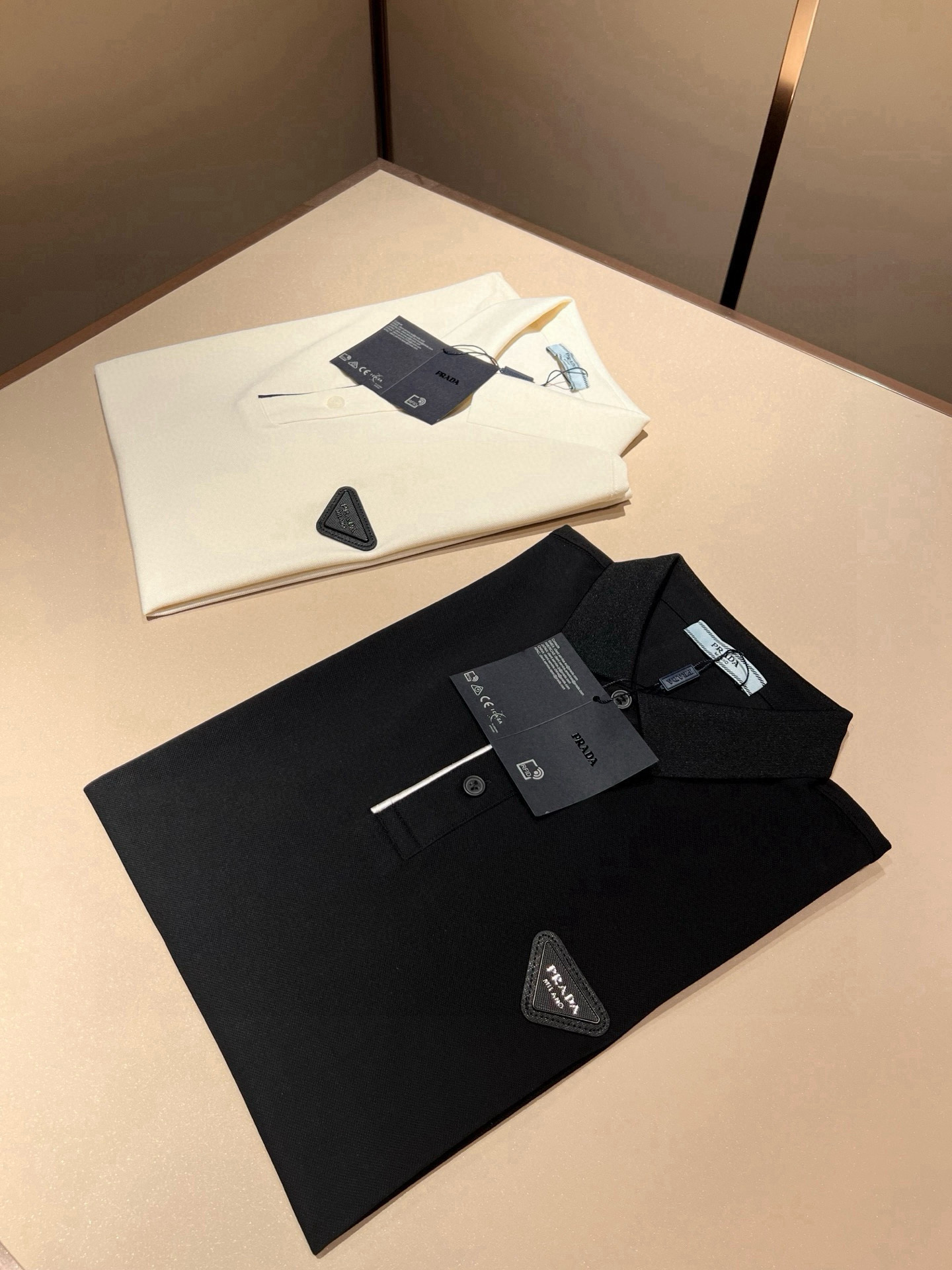 Prad*普*达 2026春夏季新款经典元素短袖Polo衫，经典大方的款式，可以穿十年都还是流行的那种，