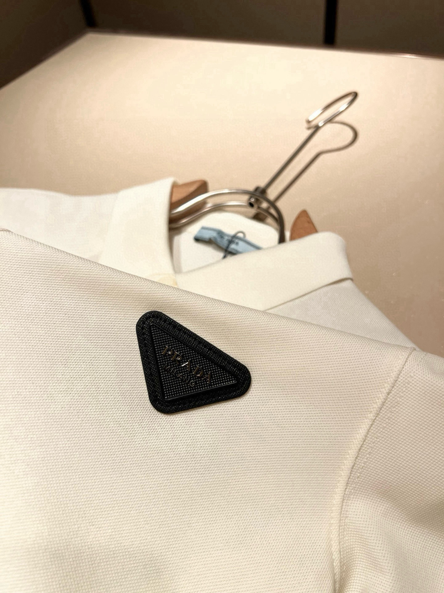 Prad*普*达 2026春夏季新款经典元素短袖Polo衫，经典大方的款式，可以穿十年都还是流行的那种，