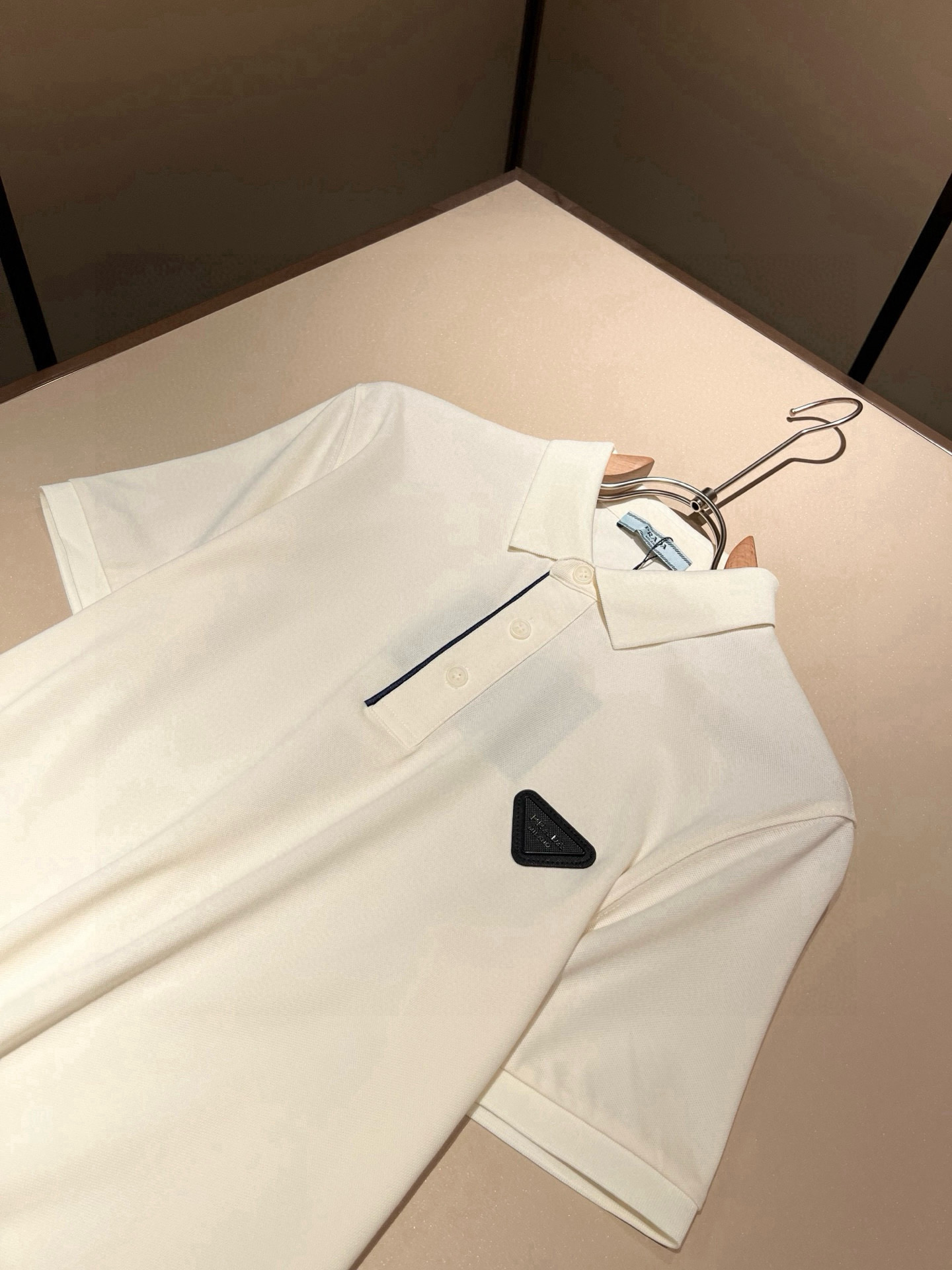 Prad*普*达 2026春夏季新款经典元素短袖Polo衫，经典大方的款式，可以穿十年都还是流行的那种，