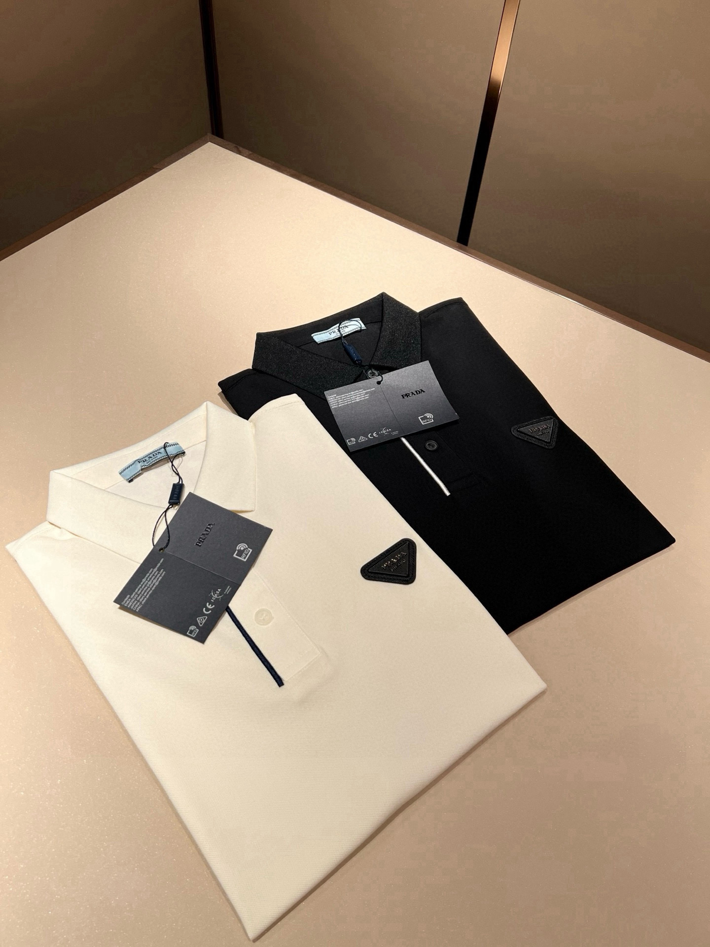 Prad*普*达 2026春夏季新款经典元素短袖Polo衫，经典大方的款式，可以穿十年都还是流行的那种，