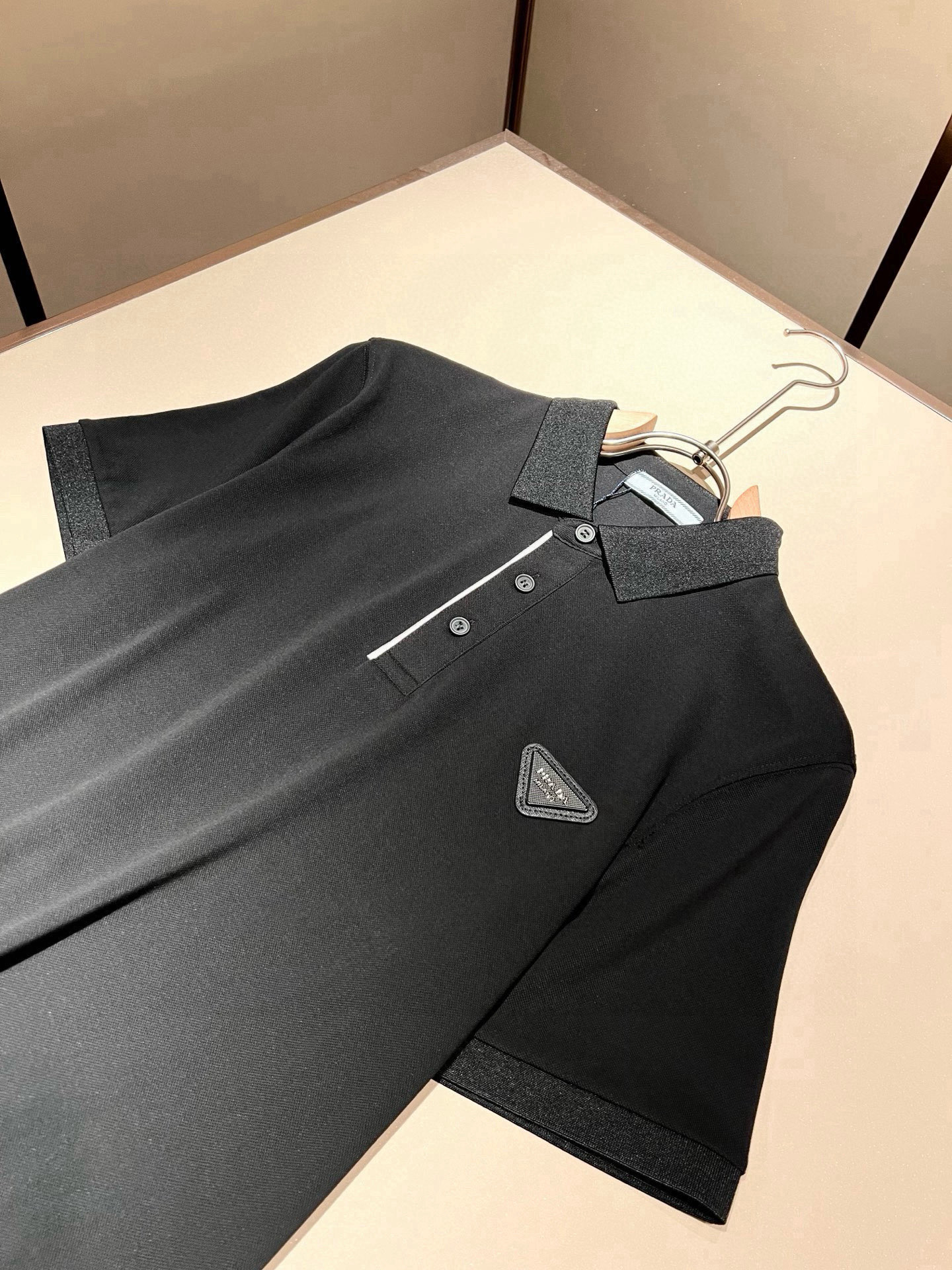 Prad*普*达 2026春夏季新款经典元素短袖Polo衫，经典大方的款式，可以穿十年都还是流行的那种，