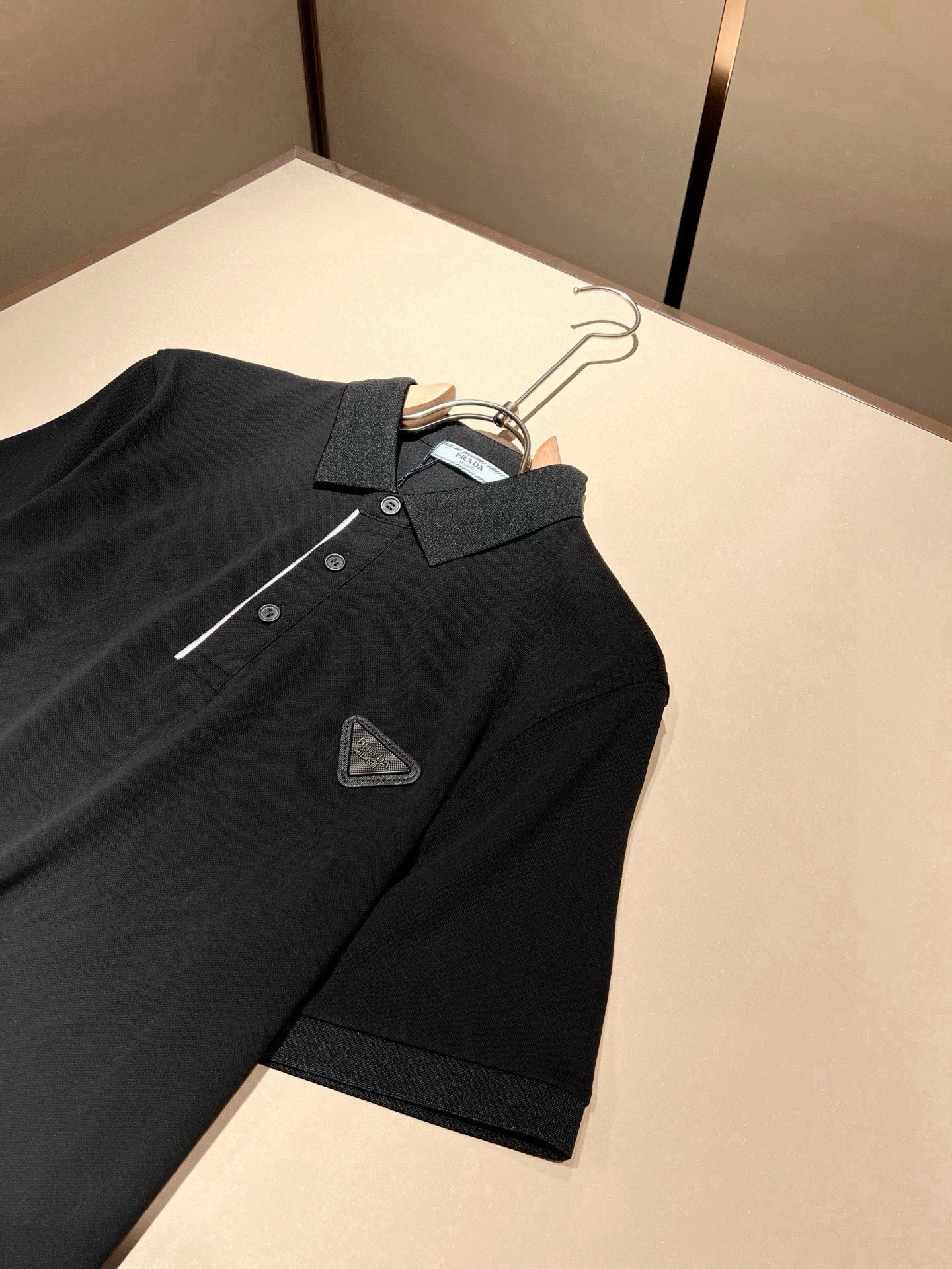 Prad*普*达 2026春夏季新款经典元素短袖Polo衫，经典大方的款式，可以穿十年都还是流行的那种，
