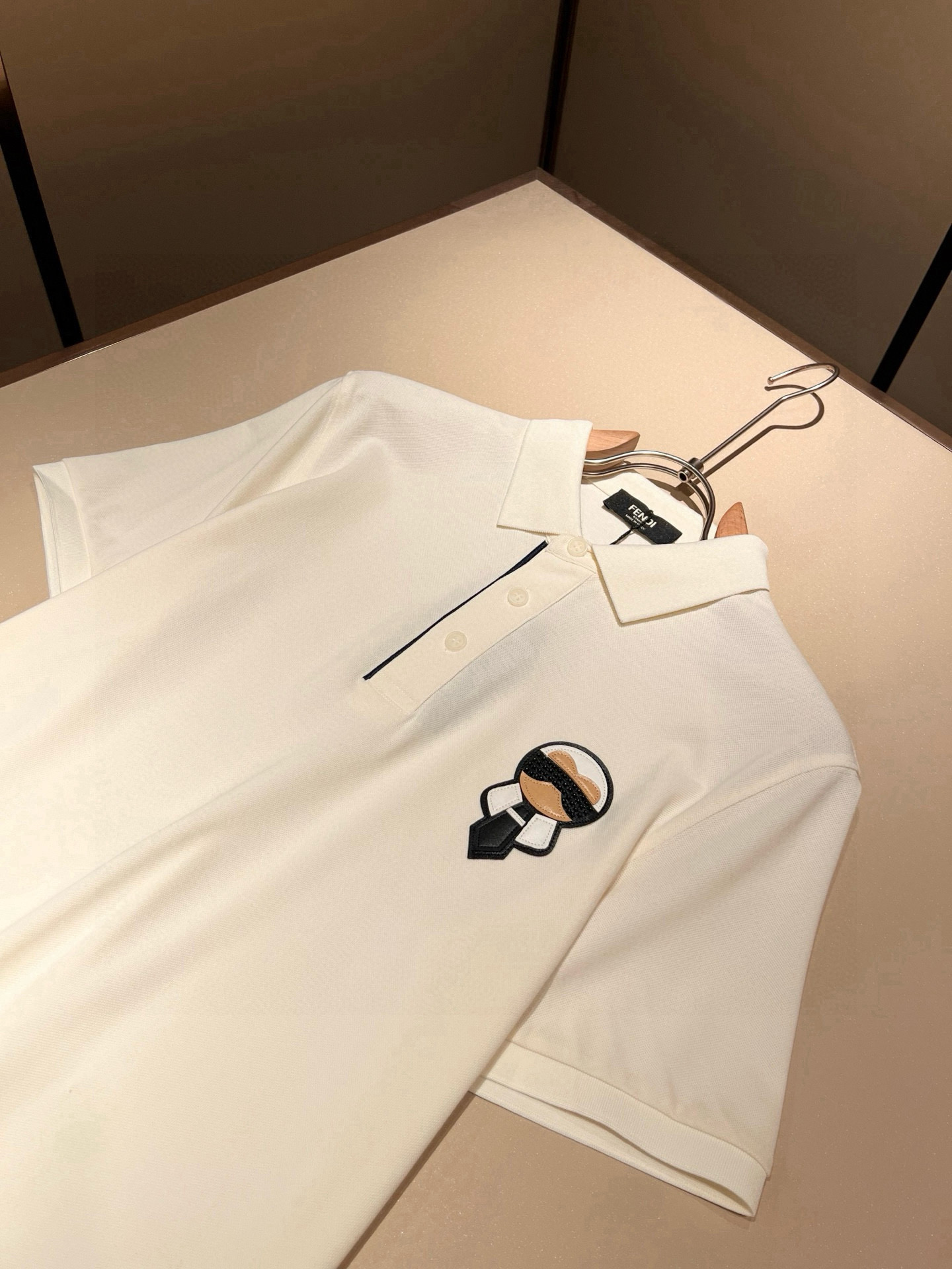 FEN 芬*迪2026春夏新款短袖Polo衫！净版百搭不限制年龄，胸前老佛爷logo图案工艺设计！无论你