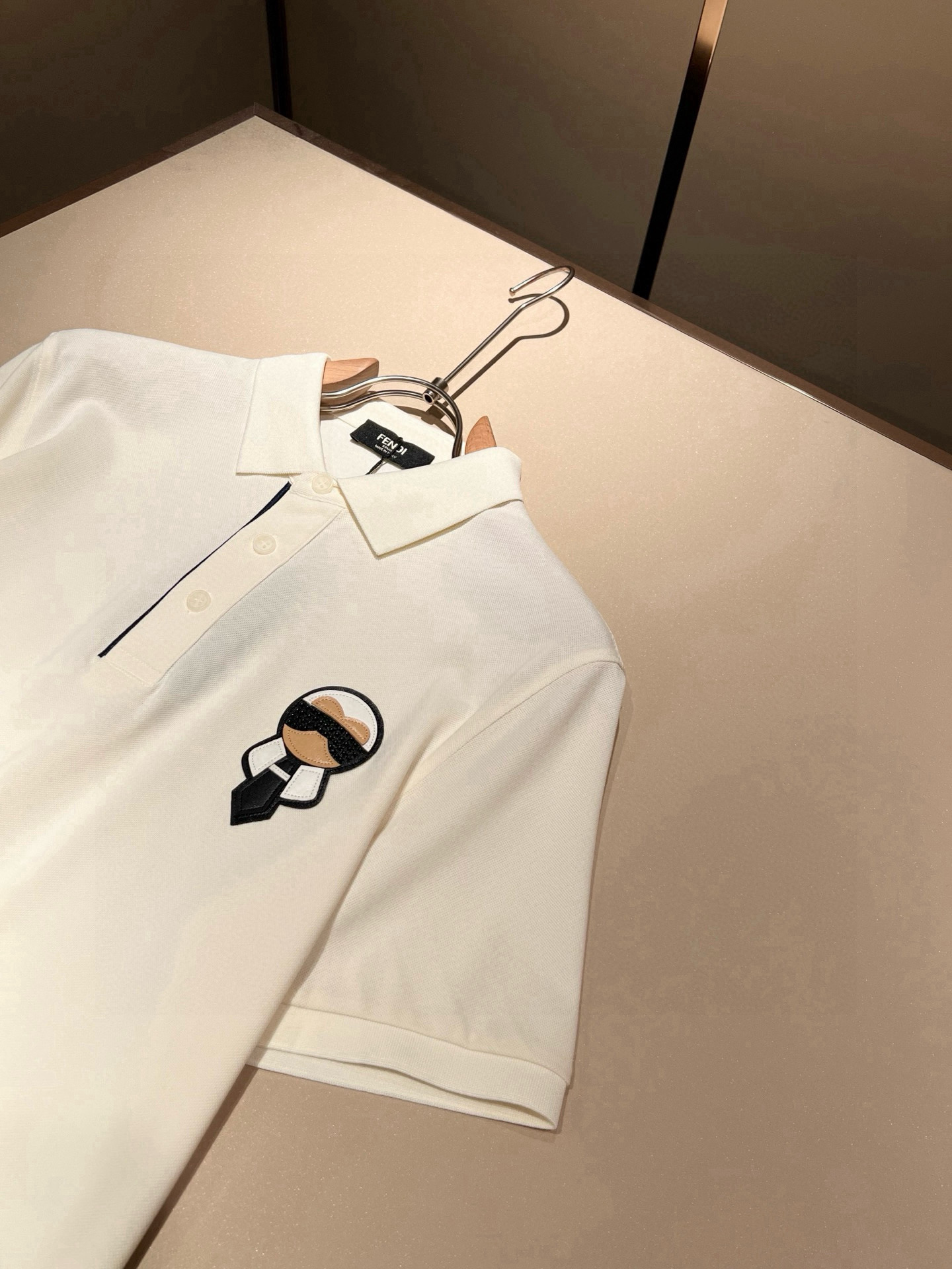 FEN 芬*迪2026春夏新款短袖Polo衫！净版百搭不限制年龄，胸前老佛爷logo图案工艺设计！无论你