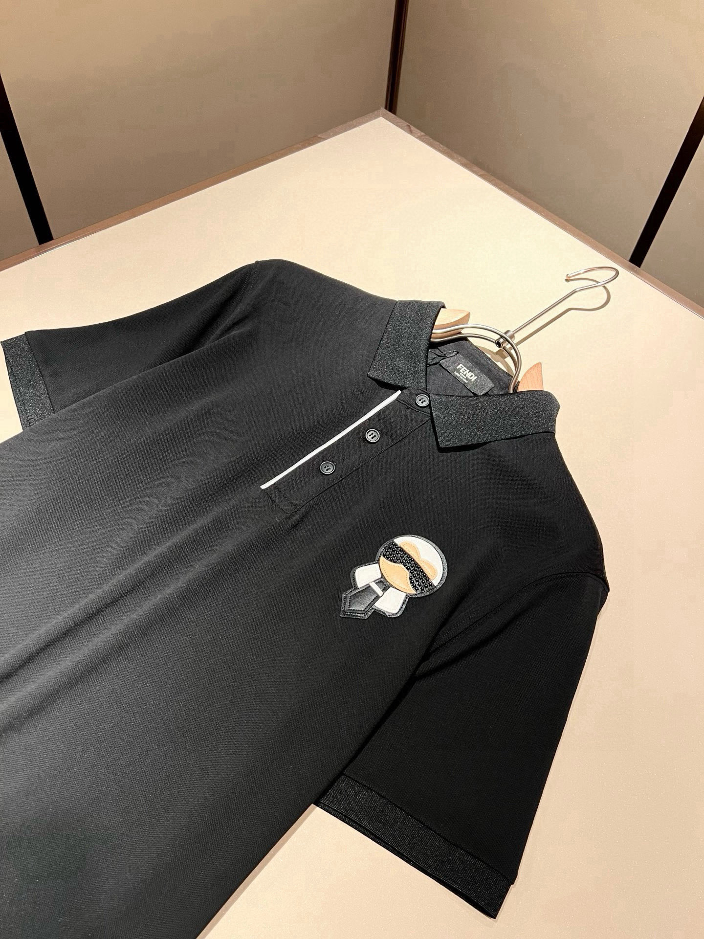 FEN 芬*迪2026春夏新款短袖Polo衫！净版百搭不限制年龄，胸前老佛爷logo图案工艺设计！无论你