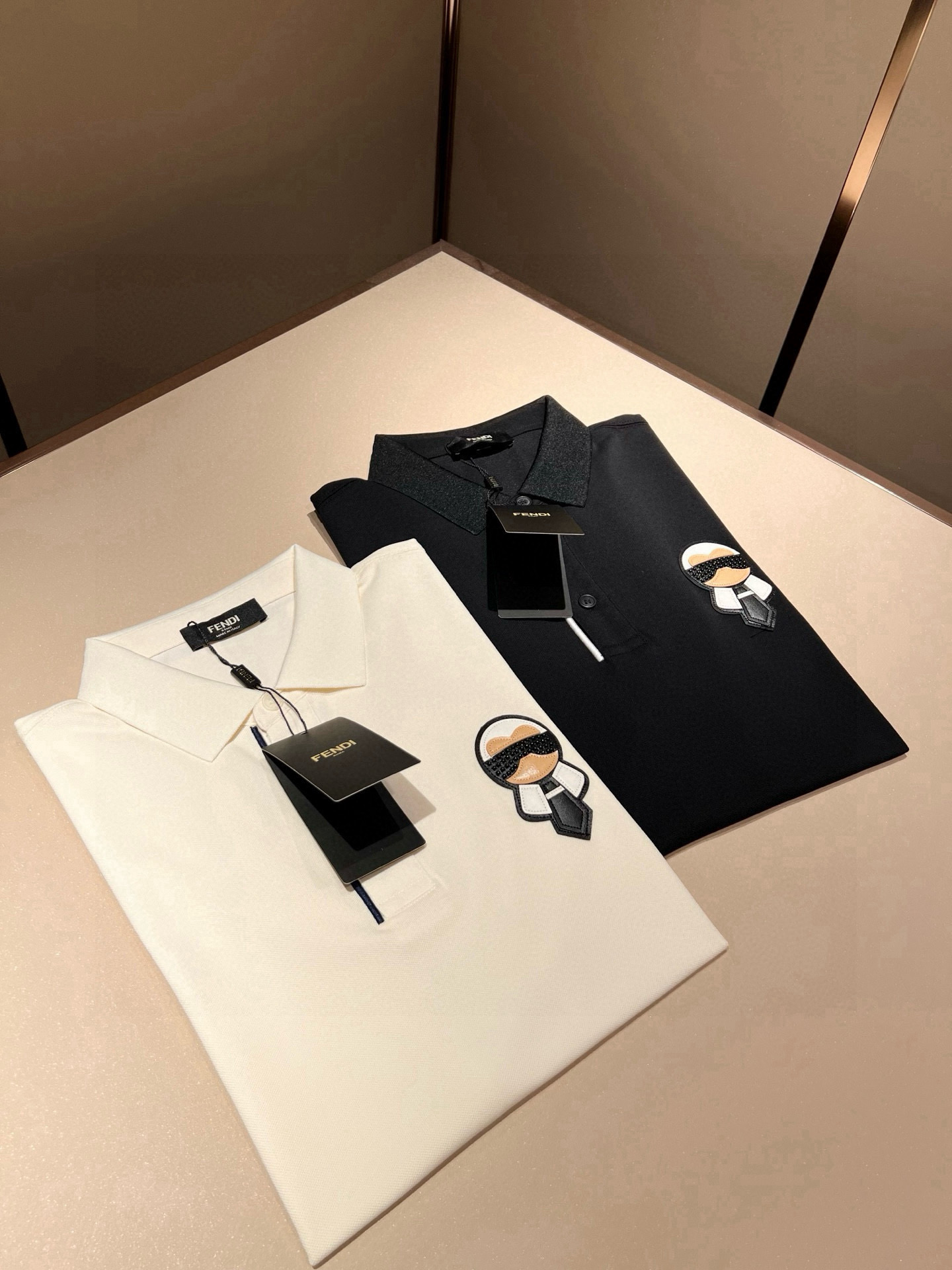 FEN 芬*迪2026春夏新款短袖Polo衫！净版百搭不限制年龄，胸前老佛爷logo图案工艺设计！无论你