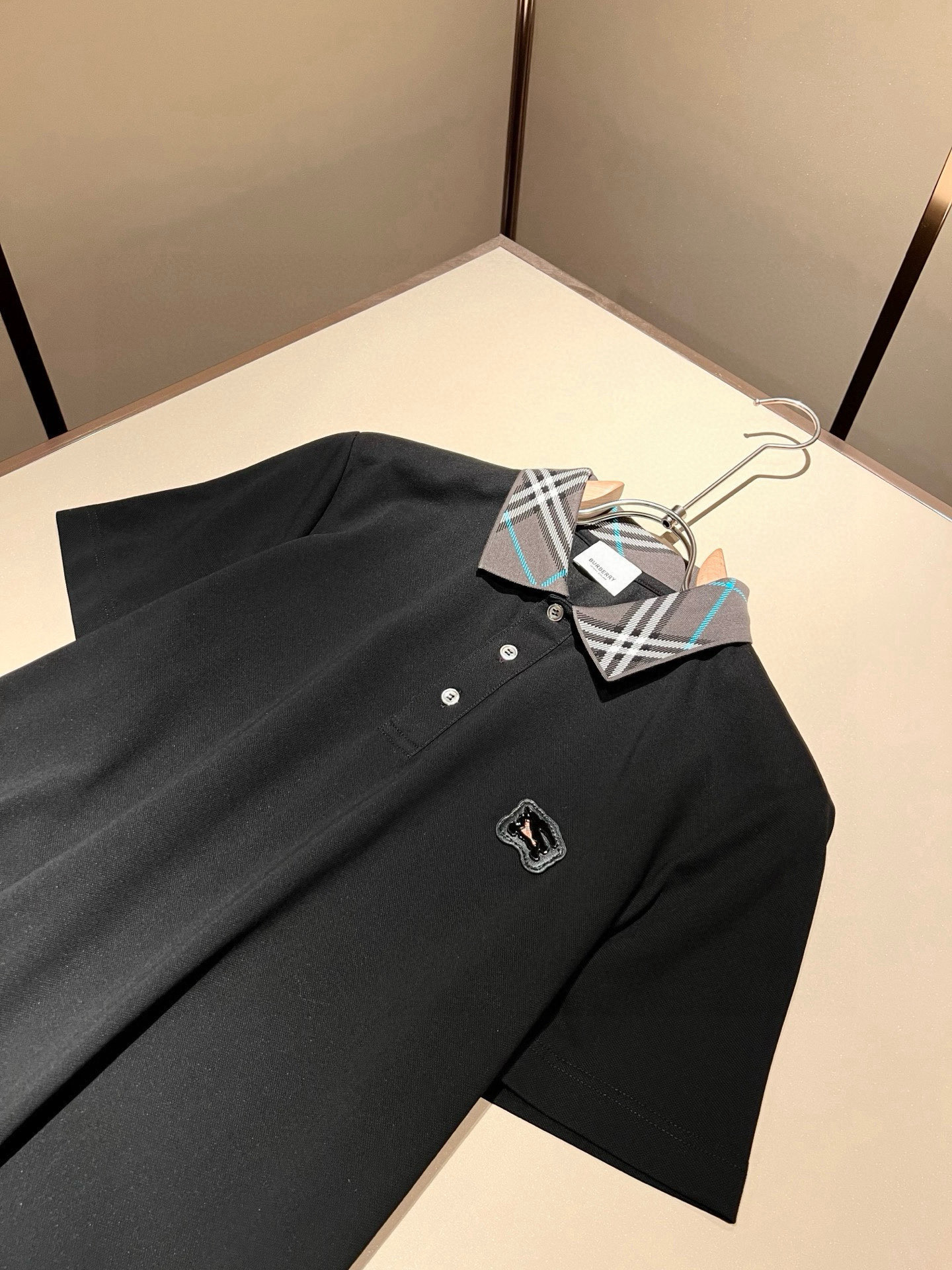 Bur*erry 巴*莉 2026春夏新款男士短袖Polo衫，品牌最新设计元素！既不单调也不复杂,恰到好