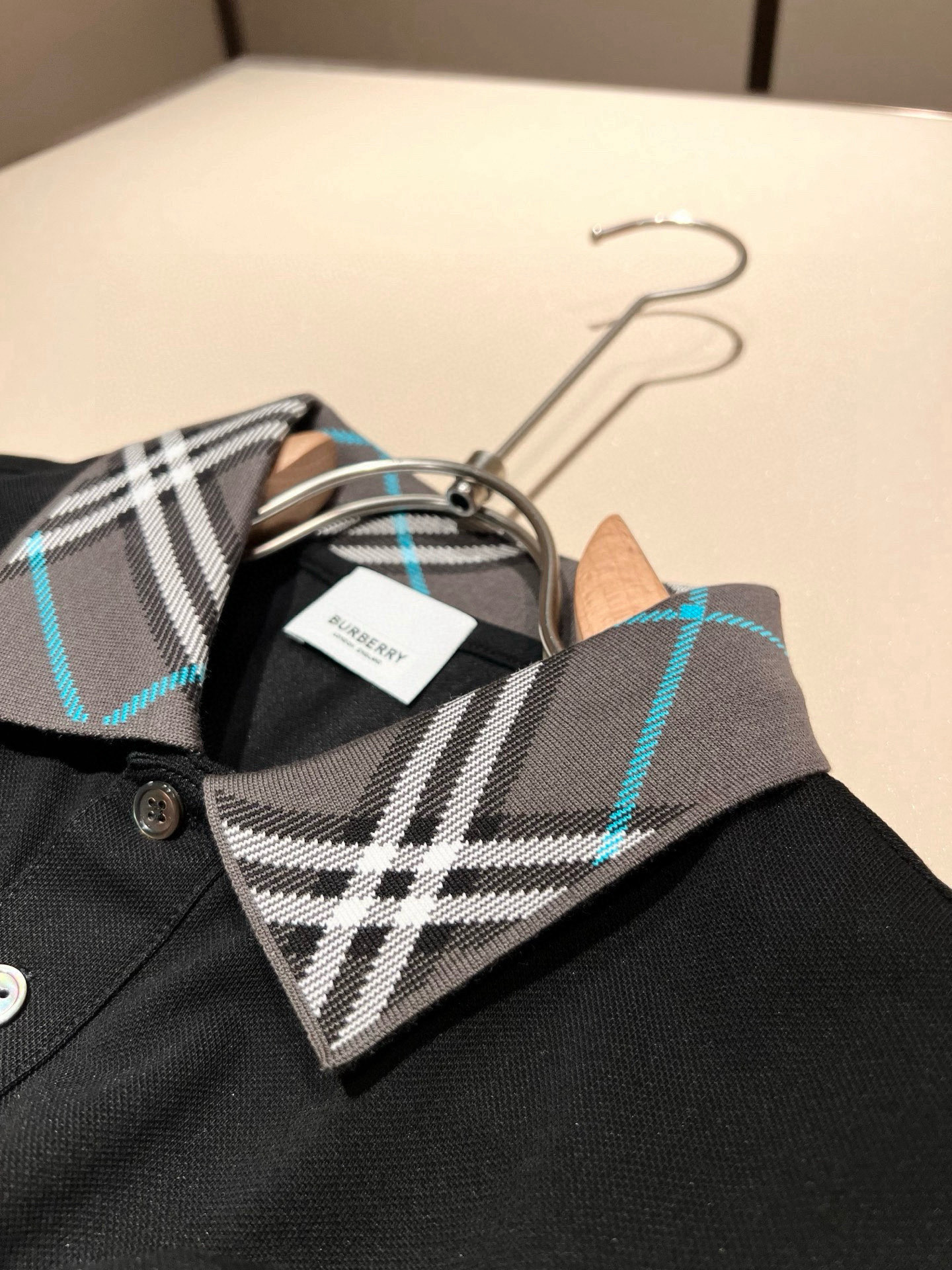 Bur*erry 巴*莉 2026春夏新款男士短袖Polo衫，品牌最新设计元素！既不单调也不复杂,恰到好