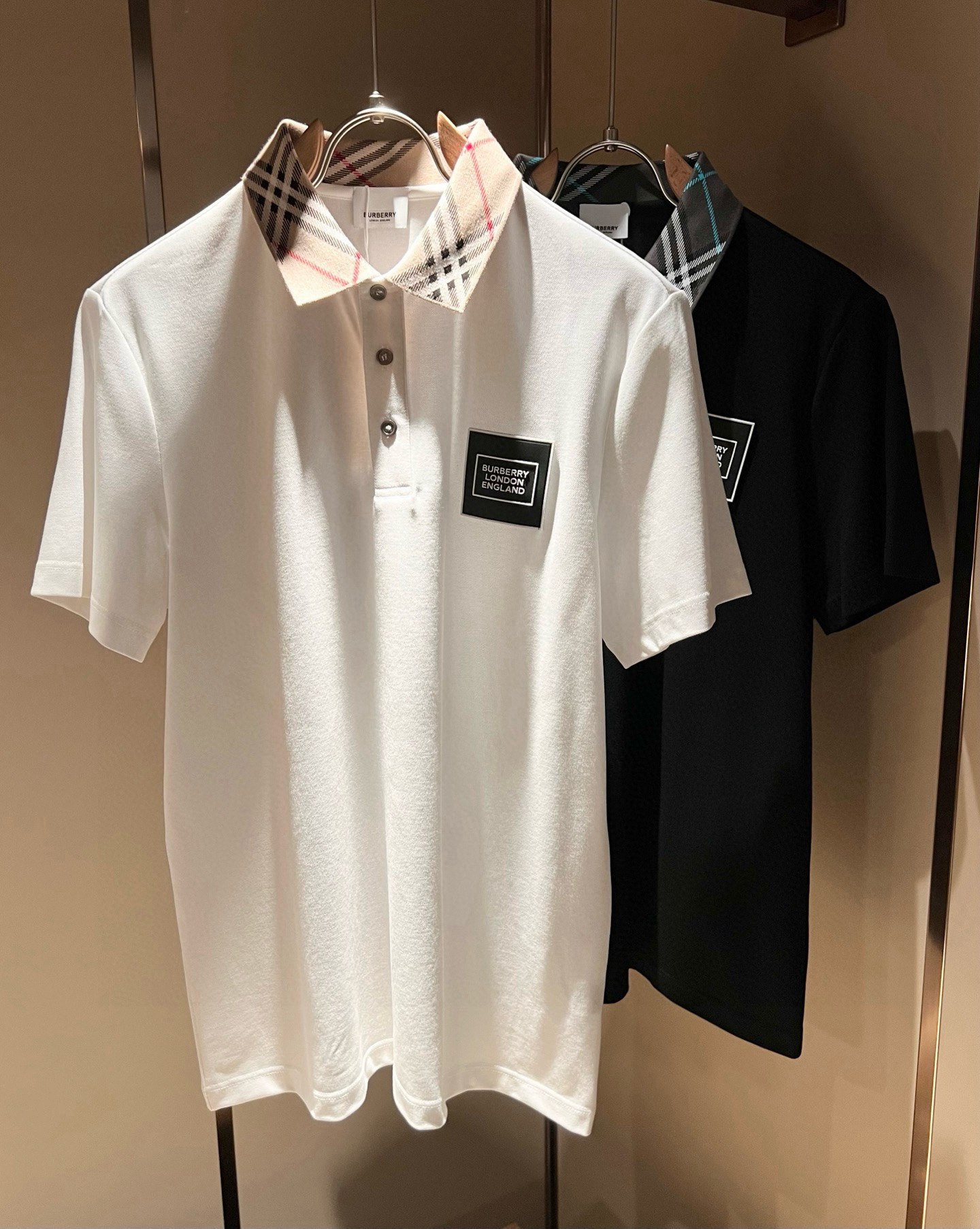 NO:745188,Bur*erry 2026 spring and summer new men's short-sleeved Polo shirt, the brand's latest design elements!  It’s neither monotonous nor complicated, just the right amount to show off your taste!  Customer-supplied top-quality customized pique cotton fabrics!  Comfortable, sweat-absorbent and breathable are not a problem at all. The unique luxury feel of the fabric presents a simple and elegant temperament!  Logo pattern laminated design on the chest!  Full three-dimensional! Standard cutting design!  Every detail is in sync with high-end fashion. Sizes: M-3XL, burberry, T-shirt,19860909Bur*erry 巴*莉 2026春夏新款男士短袖Polo衫,品牌最新设计元素！既不单调也不复杂,恰到好处的展现品味！客供顶级定制珠地棉面料！舒适吸汗透气根本不在话下,面料独具的高奢感呈现简约优雅气质！胸前logo图案压胶设计！饱满立体!标准裁剪设计！每一处细节都是与高端时尚同步的体现.尺码:M-3XL,,burberry,T-shirt,,Men's clothing