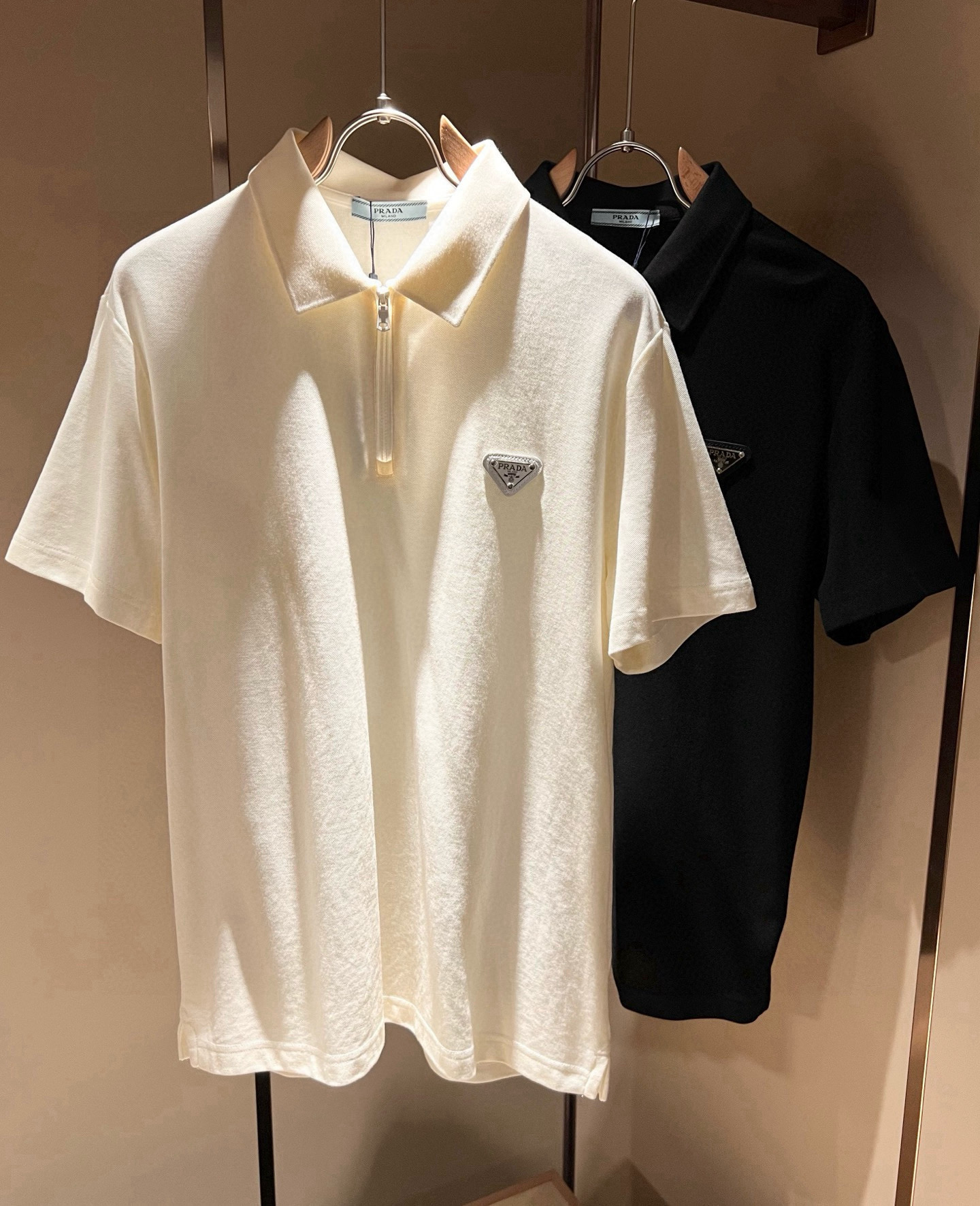 NO:745209,Prad*P*DA 2026 spring and summer new short-sleeved Polo shirt with classic elements, classic and elegant style, can be worn for ten years and still popular, you must collect a few pieces, rare and exquisite style, you must collect it!  A piece of good taste!  It is so important that no matter what season it is, it is 100% imported top quality pique cotton!  Fine weave!  solid!  Recognized as one of the best cottons in the world!  The feel and texture are perfect! Triangular hardware logo design on the chest!  Perfectly enriching everyone’s visual sense!  Make you feel clean and neat!  Fashionable and good-looking!  !  Wearing this short-sleeved shirt from Prada, you will know what the world is worth!  PRADA has always been the quality life pursued by European aristocrats and upper-class people. This simple casual and versatile T-shirt is a personal luxury item with fashionable colors. Luxurious materials and rigorous craftsmanship are the main tools for PRADA fans. The flat and stylish round neck, the version is warm and comfortable, easy to wear and match, and the black and white two-tone color has its own accent and handsomeness. It is truly one that conquers the world!  The brand's design details are very exquisite, and the upper body is light and stylish. You must buy the latest T-shirts every season. In the face of this kind of consumables, it directly saves you the trouble of dressing when going out. There are many letter T-shirts on the market, but this one is rare. The streamlined tailoring and light casual literary temperament give you a perfect look in spring. Anyone who pursues fashion may wish to try it!  Size M-3XL,,prada,prada,T-shirt,tees,t-shirt,19860909Prad*普*达 2026春夏季新款经典元素短袖Polo衫,经典大方的款式,可以穿十年都还是流行的那种,你一定要收藏几件,难得精致极致的款,你一定要收！好品味的一件！重要到哪个季节都绕不开它百分百进口顶级珠地棉！织法精细！结实！世界公认最好的棉之一！手感质感都极完美! 胸口三角五金logo图案设计！完美的丰富大家的视觉感！让你感觉干净利落！时尚又好看！！穿上普拉达的这款短袖,才知道什么是人间太值得！PRADA一直都是欧洲贵族和上流社会雅士追求的品质生活这款简易休闲百搭T恤更是穿出个人奢侈的单品色彩时尚 奢侈的材质和严谨的工艺是PRADA圈粉的主要利器平整有型的圆领,版型温暖舒适好穿又好搭,黑白双色自带腔调和帅气,真正的一款打天下！品牌的设计细节十分考究,上身轻便有型,每季都要入手最新的T恤,面对这种消耗品,直接省了你出门穿搭的烦恼,市面上的字母T恤有很多,但这款还很难得一见了,信手拈来的流线剪裁,淡淡的休闲文艺气质,给足春日的排面,每个对时髦度有追求的你,都不妨上身一试！尺码M-3XL,,prada,prada,T-shirt,tees，t-shirt,,Men's clothing