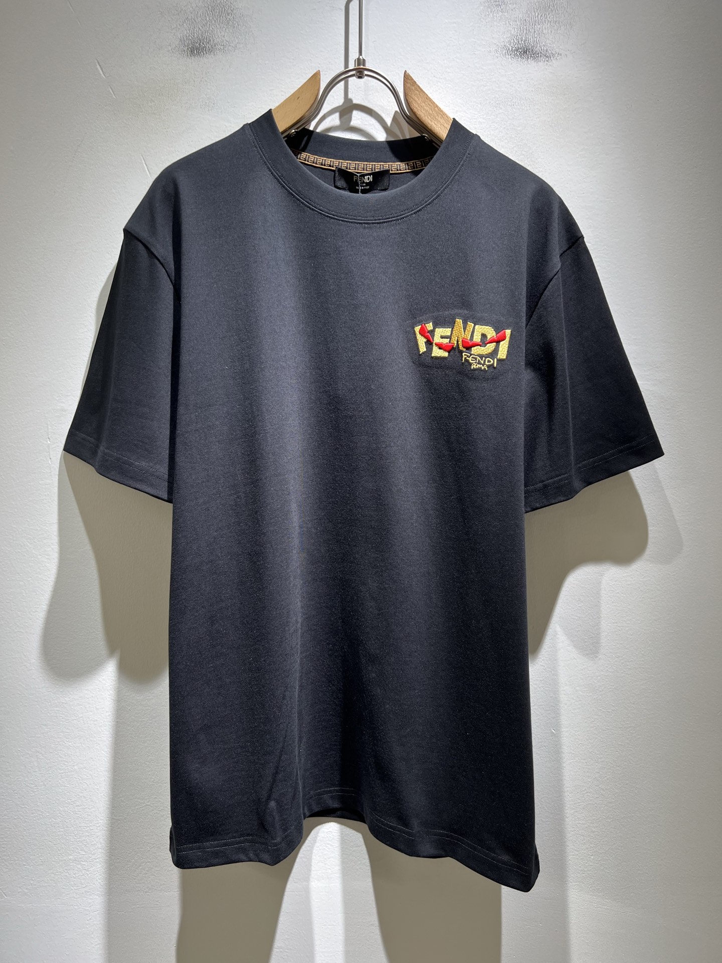 NO:745247,FEN*I Fen*di 2026 spring and summer new FD family FF short-sleeved T-shirt for men and women, versatile and extremely short-sleeved T-shirt for men and women. Italian original order, popular item of FD family, simple and solid color. It is the enduring iconic product of FD family, full of representativeness and full sense of specification. It is worth buying for all FD fans!  Pure Italian channel order, the FD family's high-end and popular product, a very popular item at the moment, with the iconic letter logo pattern embroidery decoration!  High-end goods worth keeping for yourself and giving away!  Trendy and good-looking, full of trendy atmosphere, extremely high-grade and standard, and using a very classic black and white two-color combination, which gives a strong visual impact and is highly recognizable. It is made of top-grade exclusive pure cotton fabric, feels soft, delicate and comfortable, and the appearance is quite advanced and classy!  It perfectly interprets the charm of the brand and leaves a deep impression on people. It is more fashionable and charming, and the upper body is simple, elegant and fashionable, and there is no pressure to wear it!  Wear it alone or paired with it, it’s a beautiful sight that can’t be ignored!  Size M-3XL,,fendi,dior,T-shirt,tees,t-shirt,19860909FEN*I 芬*迪2026春夏新款FD家族FF男女同款短袖T恤,男女同款百搭极简短袖.意大利原厂订单,FD家族人气单品,简约纯色系打造.FD家族经久不衰的标志性臻品,代表性十足,规格感十足的精品,所有FD粉丝都值得抢购的精品！纯正意代渠道订单,FD家族的高奢人气爆款产物,当下十分火爆的单品,标志性字母logo图案刺绣修饰！值得自留和送人的高端货！新潮又好看,潮流气息感十足,档次规格感极高,并且采用十分经典的的黑白双色搭配,给人的视觉冲击感相当强烈,有着极高的辨识度,顶级专属纯棉面料,打造,触感柔软细腻舒适,品相相当高级有档次！完美诠释品牌魅力,给人留下深刻印象.更具时尚与韵味,上身简约大方时尚,对于穿搭更是毫无压力！单穿内搭都极有味道,不可忽视的靓丽风景线！ 尺码M-3XL,,fendi,dior,T-shirt,tees，t-shirt,,Men's clothing