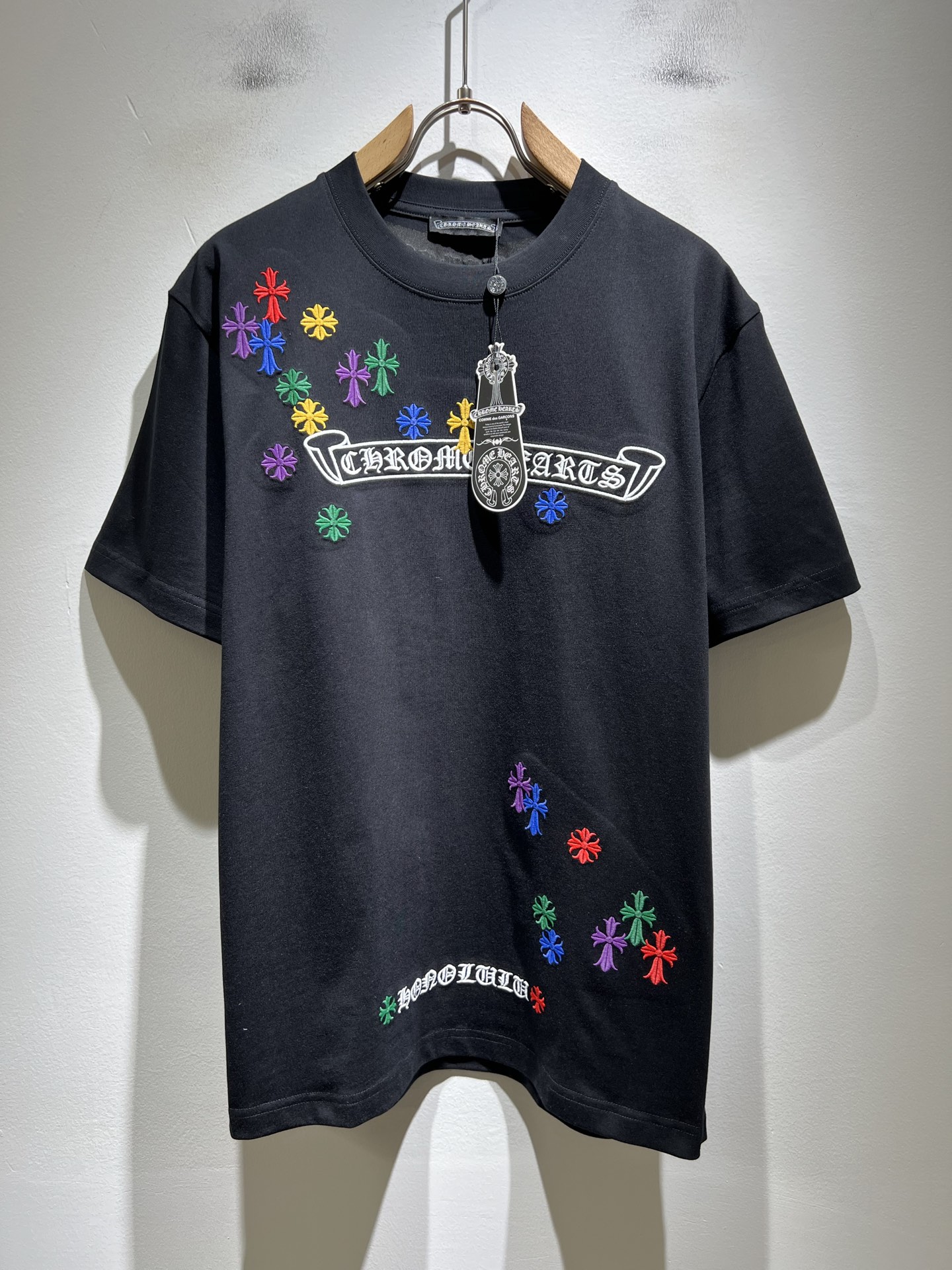 NO:745270,Chrome Hear*s Chrome Hear*s 2026 spring and summer new Chrome Hear*s short-sleeved T-shirt for men and women, wall crack recommendation!  The fashionable and arrogant Chrome Hear*s are loved all over the world. The 2026 SS detonating model, classic Chrome heart elements cut off short-sleeved T, logo embroidery design on the chest!  Full of fashionable luxury style and exuding charming artistic sense!  It is spacious and lazy, made of high-end exclusive washed pure cotton for customers!  The upper body is super comfortable!  Oversized silhouette with big dropped shoulders!  Same style for men and women!  Size M-3XL,,chrome hearts,T-shirt,tees,t-shirt,19860909Chrome Hear*s 克*心 2026春夏新品男女同款克*心短袖T恤,墙裂推荐！时尚傲娇的Chrome Hear*s,被全世界宠幸着.2026SS引爆款,经典克*心元素断绝短袖T,胸前logo刺绣设计！充满了时尚的奢华风,散发着迷人的艺术感！宽大慵懒,客供高端专属洗水纯棉材质！上身超级舒适！大廓形大落肩！男女同款入！尺码M-3XL,,chrome hearts,T-shirt,tees，t-shirt,,Men's clothing