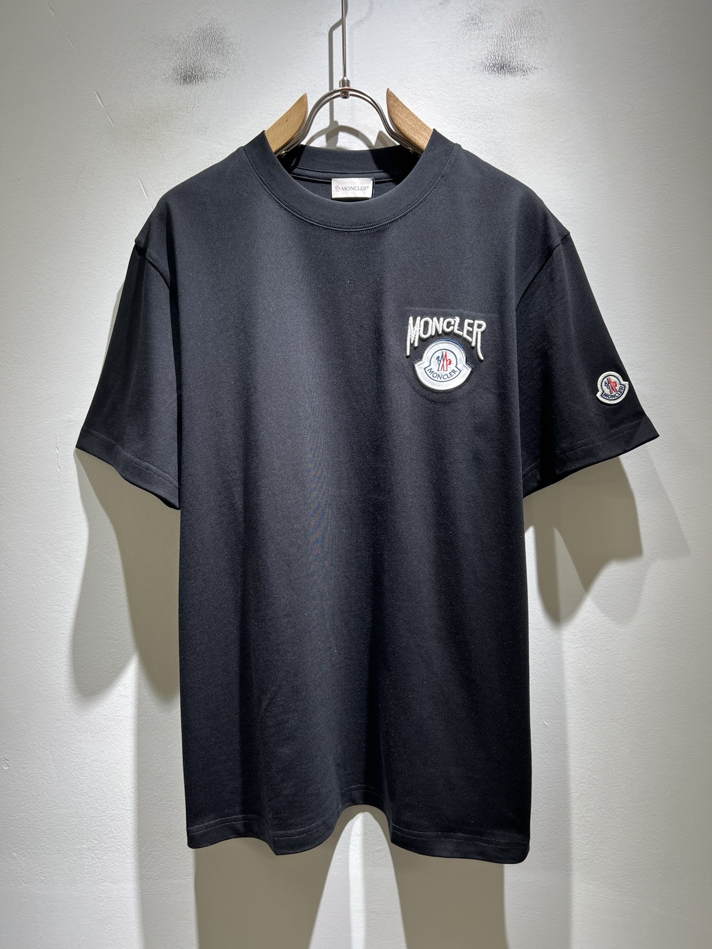 NO:745265,Moncler Mengjia 2026 spring and summer men's and women's same style couple's latest trade order short-sleeved T-shirts, all in good condition!  !  Internet celebrity model!  Designed with logo embroidery!  The upper body is comfortable and breathable, not stiff, and the overall body has a rich three-dimensional feel. It is a quality export order and is customized with exclusive pure cotton fabric tailoring to meet the simple needs of commuters. The upper body effect is very good, slimming, and not picky about the figure. The fabric workmanship... is impeccable. Only good craftsmanship and good fabrics can make you wear a good taste. It is a must-have item for everyone!  Size M-3XL,,T-shirt,tees,t-shirt,19860909Moncler蒙家 2026春夏男女同款情侣款最新的贸易订单短袖T恤,全品相！！网红款！采用logo图案刺绣设计！上身舒适透气,不僵硬,整体有着丰富的立体感,品质出口订单,定制专属纯棉面料剪裁,满足通勤人们对于着装的简约需求,上身效果很好,显瘦,不挑剔身材.面料做工....无可挑剔,好工艺好面料才能穿出好品味一款,人手必备单品！尺码M-3XL,,T-shirt,tees，t-shirt,,Men's clothing