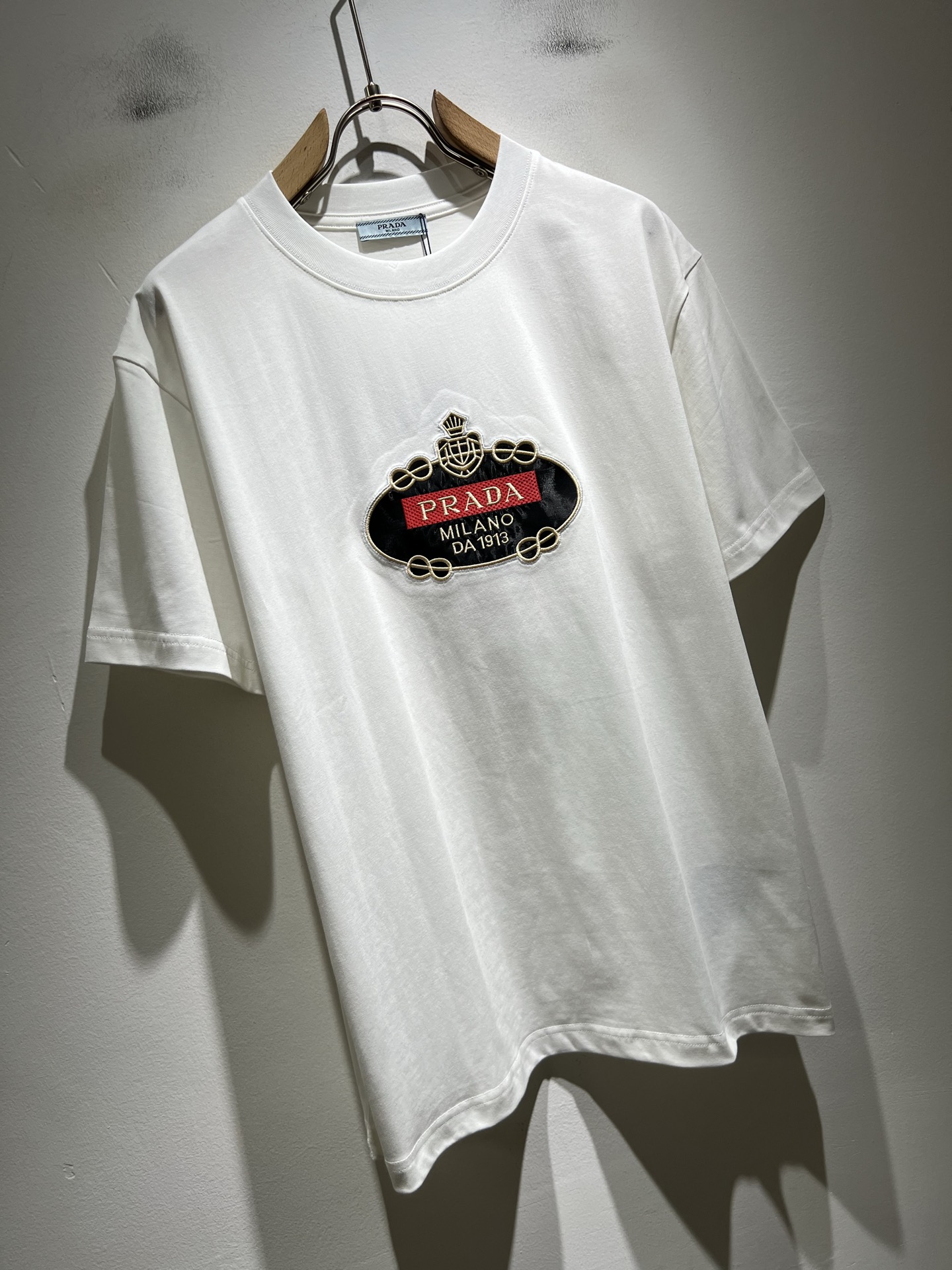 PRAD*A普*达2026春夏新款男女同款👫短袖T恤，最新款全网独家首上！！~既经典有时尚百搭，谁不爱啊
