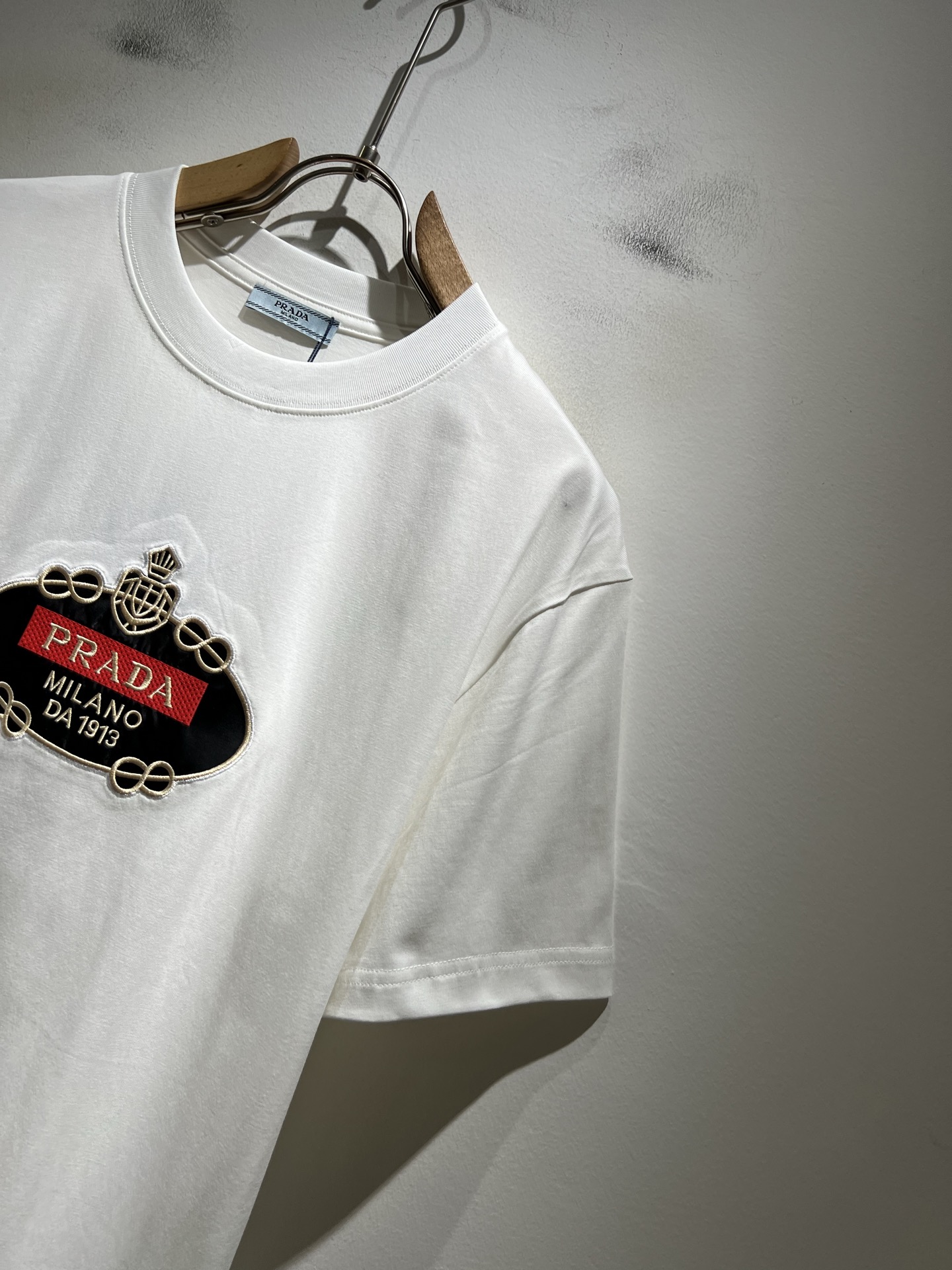 PRAD*A普*达2026春夏新款男女同款👫短袖T恤，最新款全网独家首上！！~既经典有时尚百搭，谁不爱啊