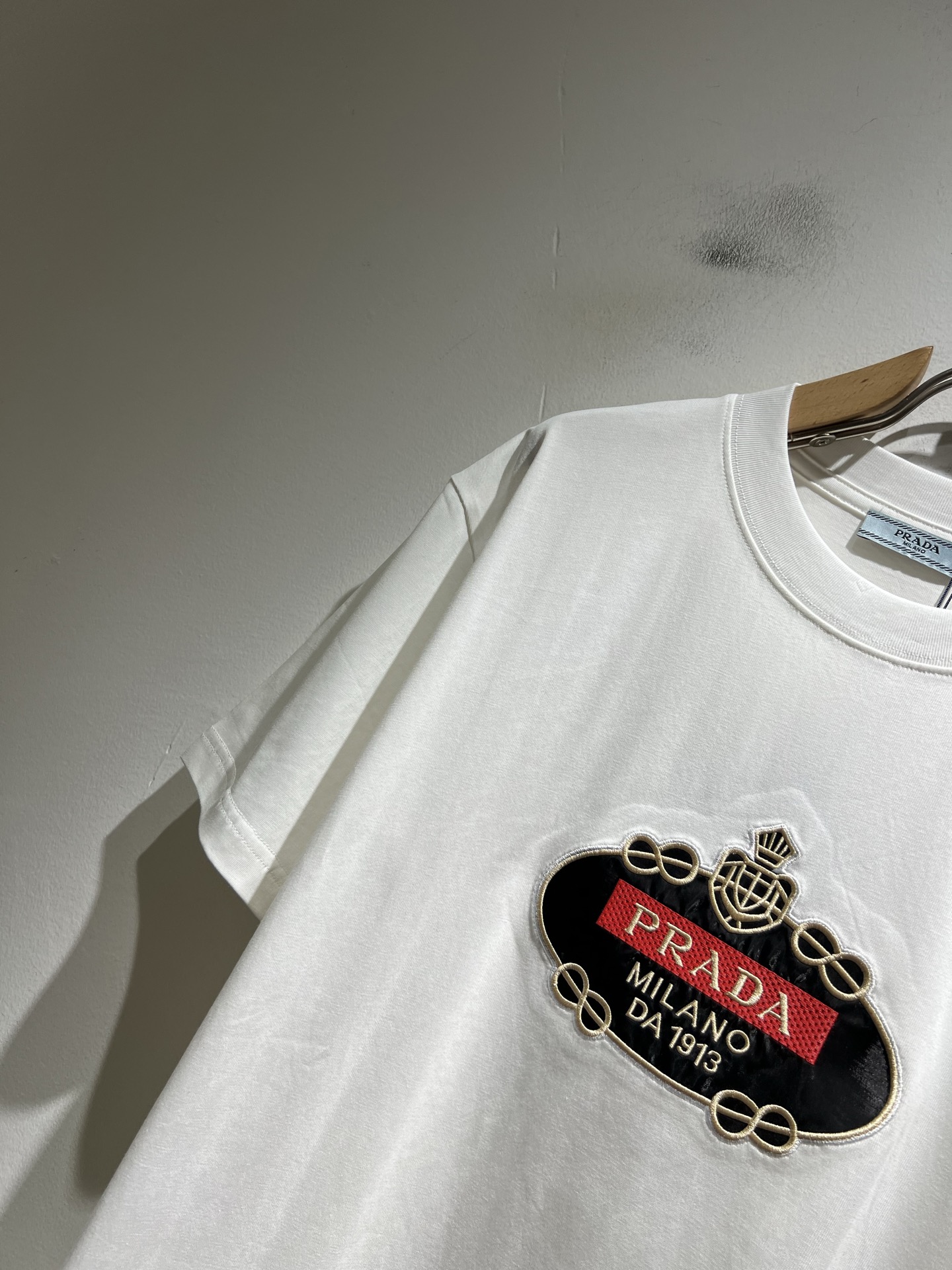 PRAD*A普*达2026春夏新款男女同款👫短袖T恤，最新款全网独家首上！！~既经典有时尚百搭，谁不爱啊
